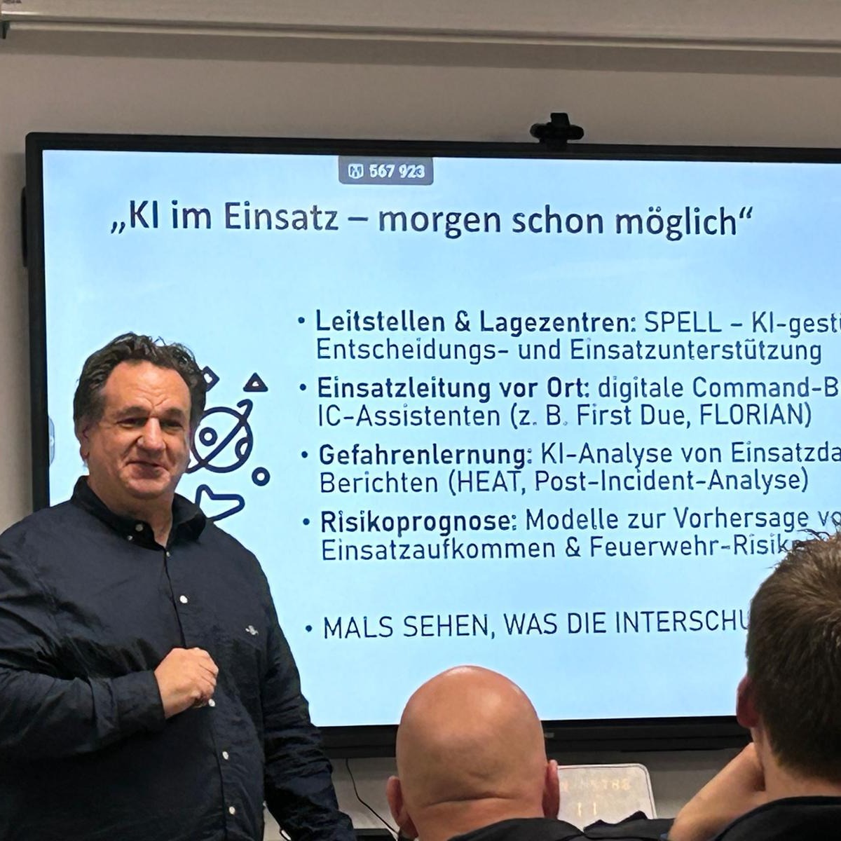 +++ KFV DN Workshop+++
👉E-Learning & „KI“ im Feuerwehralltag
Die Digitalisierung macht auch vor den freiwilligen Feuerwehren nicht halt – und bietet bereits heute viele sinnvolle Anwendungsmöglichkeiten. Grund genug, sich intensiv mit den Chancen moderner digitaler Angebote auseinanderzusetzen.
Beim einem Workshop des Kreisfeuerwehrverbandes Düren informierten im ersten Teil Markus Wahn und Kollegen über das Angebot von Feuerwehr eLearning. Vorgestellt wurden unter anderem Möglichkeiten in der Grundausbildung sowie in Spezialausbildungen -etwa einem neuen Onlinelehrgang zur Vegetationsbrandbekämpfung.
🤔Was bringt KI bei der Feuerwehr?
Im zweiten Teil des Workshops ging es um den praktischen Einsatz von KI im Feuerwehralltag. Hierzu konnte der Kreisfeuerwehrverband Daniel Piskoric, KI-Programmierer aus Köln gewinnen. Daniel stellte verschiedene KI-Portale vor und zeigte konkrete Anwendungsbeispiele – etwa zur effizienteren Texterstellung, zur Unterstützung bei bürokratischen Aufgaben oder zur Aufbereitung von Fachinformationen für Ausbildungsveranstaltungen.
Was vor wenigen Jahren noch Zukunftsmusik war, ist heute bereits Realität. Weitere KI-Anwendungen werden folgen, und Daniel gab einen spannenden Überblick über mögliche Ansatzstellen.
📸 Hier ein paar Eindrücke vom nicht alltäglichen Ausbildungsworkshop. (pb)