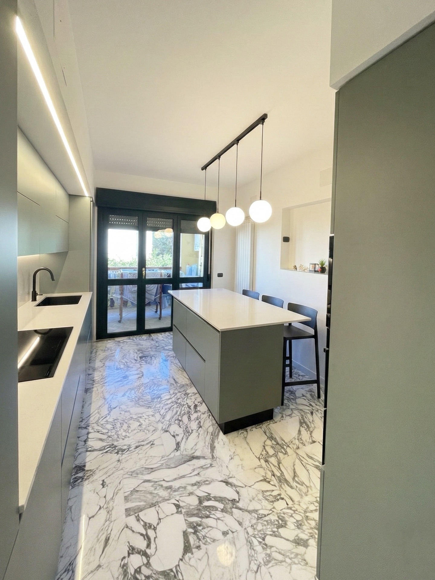 Il 90% delle persone avrebbe coperto questo pavimento. Noi lo abbiamo reso protagonista. ✨
Quando i clienti di Casa Hera mi hanno chiesto una cucina moderna con isola, c’erano due elementi da dover rispettare: un pavimento in marmo arabescato e degli infissi verdi che non potevamo ignorare.
‼️Ecco la mia strategia progettuale per unire Timeless e Urban:
1. Ascolto cromatico: Invece di contrastare gli infissi verdi, li abbiamo assecondati con una cucina verde salvia opaco. Questo ha creato una continuità visiva rilassante.
2. Pulizia delle linee: Per non appesantire la texture ricca del marmo, abbiamo scelto ante liscie e un top in pietra bianco.
3. Il tocco Urban: Dettagli neri (gole, rubinetteria, lampadari a sospensione) per dare quel carattere grintoso e contemporaneo che spezza la classicità.
4. Illuminazione su misura, pensata per massimizzare estetica e funzionalità
Il risultato è una cucina che sembra essere lì da sempre, ma con tutta la funzionalità di oggi.
👉Cosa ne pensi? Scrivilo nei commenti
.
.
.
#cucinamoderna #ristrutturazionecasa #marmoarabescato #pavimentoinmarmo #cucinaverde #isolacucina #interiordesignitalia #PriaStudio #RosaPalmaArchitetto #TimelessElegance #ContrastiArmonici #ArchitetturaDinterni #RistrutturareCasa #CasaDaSogno #interiordesignmarche