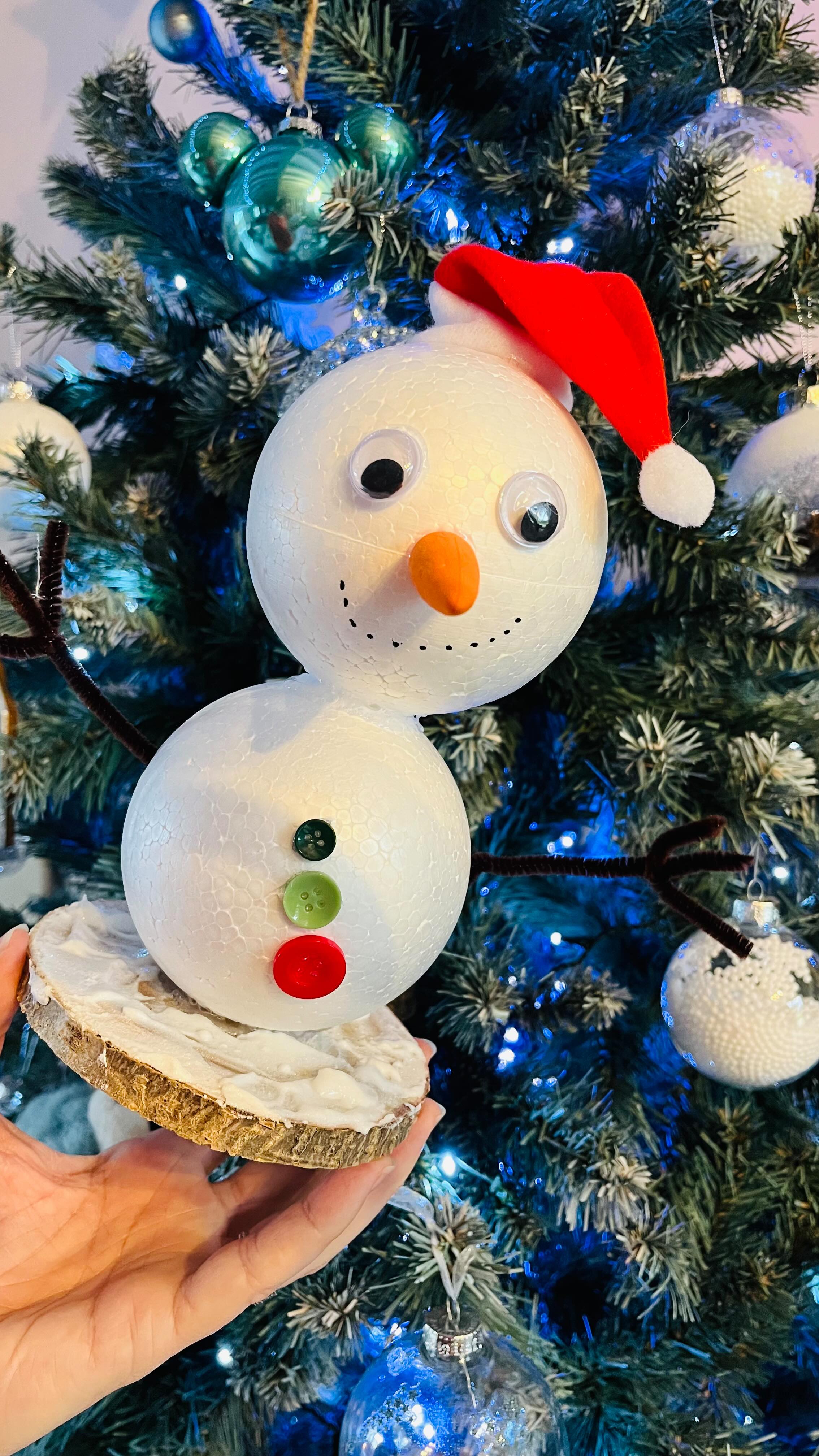 C•R•É•A•T•I•O•N•S
▶️ Quelle est ta création préférée ?
Aujourd’hui je vous présente les activités que l’on a faites la maison avec mes filles pour Noël grâce à @10doigts !
⛄️ Le bonhomme de neige
🦌 La suspension renne lumineux
🎅🏻 Le casse noisette à colorier
🎄 Le sapin à pomponner
C’est trop mignon et mes filles adorent attendre Noël en faisant des activités manuelles !
Bon dimanche ! Plus que deux semaines avant les vacances bien méritées 🎄
Maitresselili_lh ✨
#maitresselililh #teampe #cm1 #cm2 #maitresse #teachersfollowteachers #cycle3 #teacher #10doigts #activitésmanuellesnoël
Produits offerts - collaboration non rémunérée