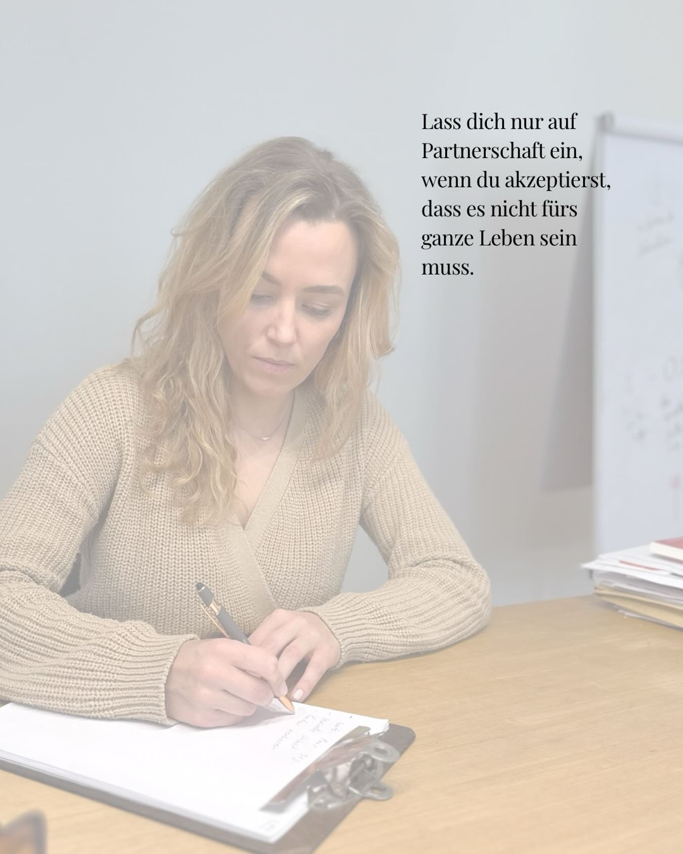 Nicht jede Beziehung ist dafür da, ein Leben lang zu halten. Manche sind Wegbegleiter, andere Übergänge, wieder andere Lernfelder. Trennung darf eine Option sein. Als Möglichkeit, sich selbst nicht zu verlieren, für die eigenen Werte einzustehen und sich treu zu bleiben.
Wenn eine Beziehung an einen Punkt kommt,
an dem das innerhalb der Beziehung nicht mehr möglich ist, darf Gehen eine bewusste, selbstfürsorgliche Entscheidung sein.