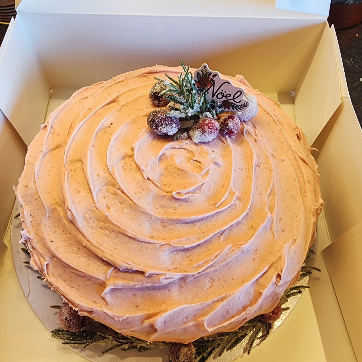 Op kerstavond 2025 mocht ik bij Suikerbekkie Traktaties weer twee prachtige taarten meegeven via afhalen: een heerlijke Biscoff Caramel Cheesecake en een pure aardbeientaart gemaakt met échte verse aardbeien (geen kleurstof of kunstmatige smaakessence! 🌸🍓)
Ik ben zo dankbaar dat ik dit soort mooie creaties mag maken voor jullie feesttafels. Het blijft bijzonder om te zien hoe de taarten tot leven komen en op weg gaan naar hun gelukkige ontvangers. Bedankt voor het vertrouwen! ❤️
Kijk eens hoe feestelijk ze werden:
De pure aardbeientaart met zijn natuurlijke zachte roze kleur, afgewerkt met suikerbesneeuwde cranberry’s en rozemarijn voor die echte kerstsfeer:
En dan de onweerstaanbare Biscoff Caramel Cheesecake met zijn knapperige speculoos-kruimrand en gouden karamellaagje… pure verwennerij! 🥧✨
Van harte een zalig Kerstmis gewenst aan jou en je dierbaren! Moge deze dagen gevuld zijn met liefde, samenzijn, dankbaarheid en de warme betekenis van de geboorte van Jezus. Laten we dat echte kerstgevoel koesteren. ❄️✝️❤️
Heel veel liefs & zoete kerstwensen,
Suikerbekkie Traktaties
#Kersttaart #Aardbeientaart #BiscoffCheesecake #Handgemaakt #SuikerbekkieTraktaties
www.suikerbekkietraktaties.com ✨