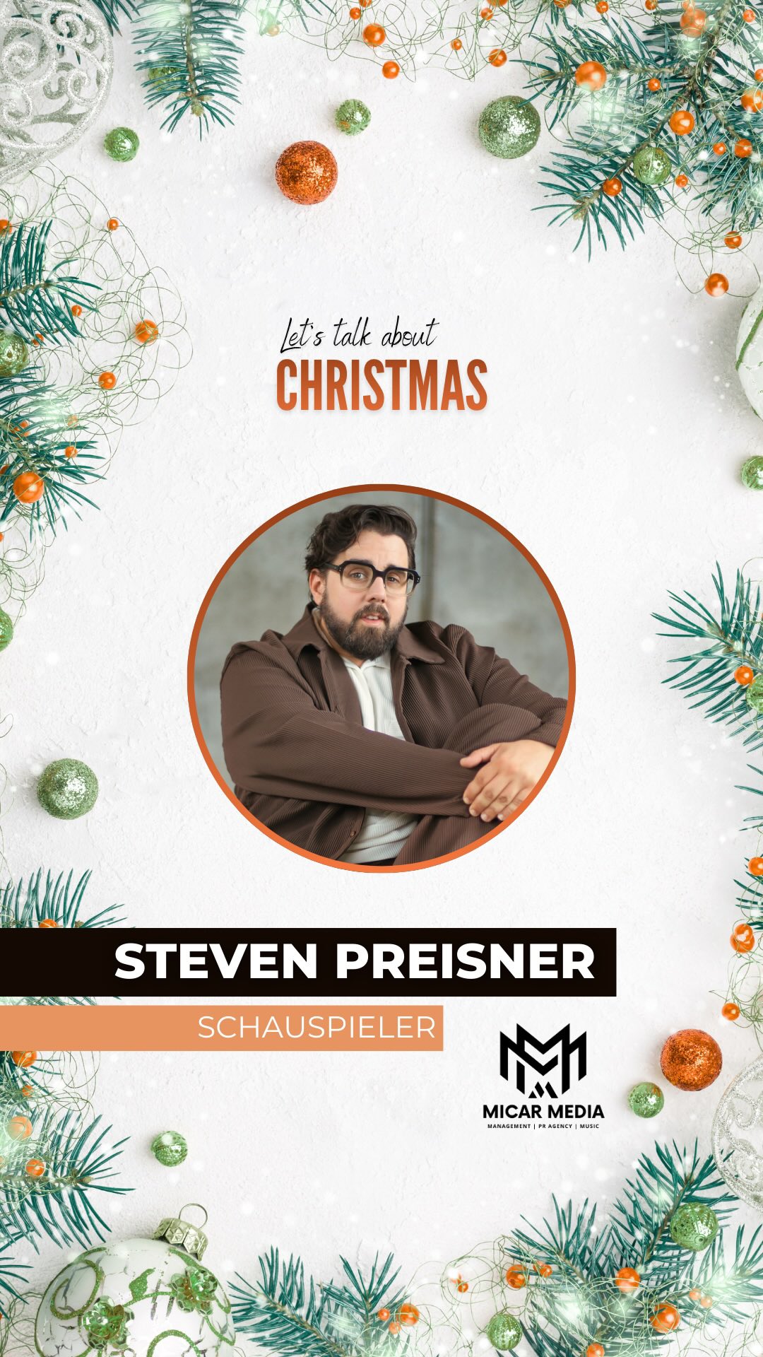 🎄 Xmas-Mini-Interview | Let’s talk about Christmas – heute mit Schauspieler @steven_preisner
Wir sprechen über Weihnachtsfails in der Family, Xmas-Songs und Stevens Liebe zu Mariah Carey. Über polnisches Essen und warum das zum Problem werden kann und warum er am liebsten Zeit mit seinem Partner verbringt. Unser letztes Christmas Mini-Interview – natürlich wieder mit ordentlich Humor. Genau richtig für diese Zeit. Wir von @micar_office wünschen euch fantastische Feiertage. Was auch immer ihr feiert – habt euch lieb. 🧑🎄
👉 Reinswipen und anhören. 🎄
#MicarMedia #letstalkaboutchristmas #stevenpreisner #video #recap