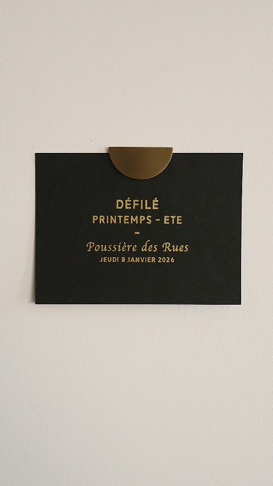 On vous présente notre premier défilé d'objets le 8 janvier 2026 pour les professionnels et un peu après pour les particuliers! Une façon différente de vous montrer notre nouvelle collection. Un gros défi mais une superbe expérience entourée de supers professionnels. Merci à toute la team de me suivre dans mes idées les plus folles 🫶
.
.
.
#poussieredesrues #defile #nouvellecollection2026