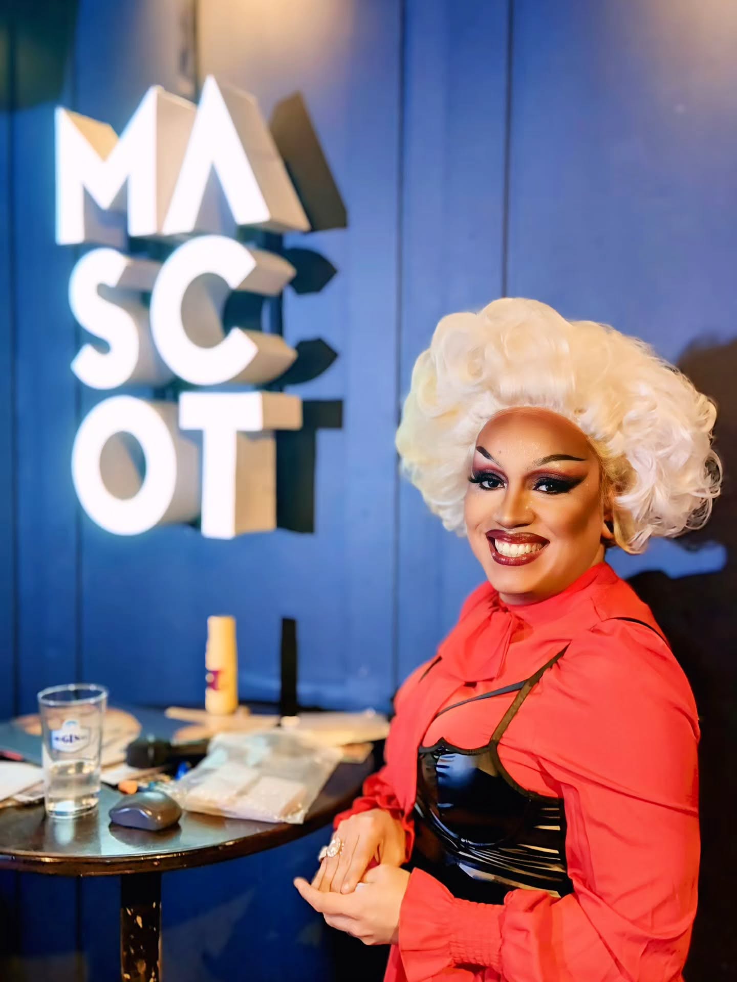 The last edition of The Fabulous Trivia Night was incredible, and I am beyond happy ♥️ It is impressive how my energy changes when I know that it's a Trivia week, you have no idea.
During this time, this space became something that I deeply nurture and take good care. And the outcome is always rewarding. For a moment this year I thought that I would leave Finland, but things worked out and yet, here I am!
It takes a lot of energy to build up and fortify this project. My incredible husband, my friends, the supportive audience and @mascotofficial: THANK YOU 🌹
Especial thanks tonight to @nixconspiracy late hour collaboration, thank you sis; the incredible wig made by @gigi.theginger : gurl you ATE, again! 🥺. Thank @keltainenruusuofficial @sonymusicfinland @scandybeauty and @lagelateria.fi for the prizes. Mascot, see you in January! ♥️