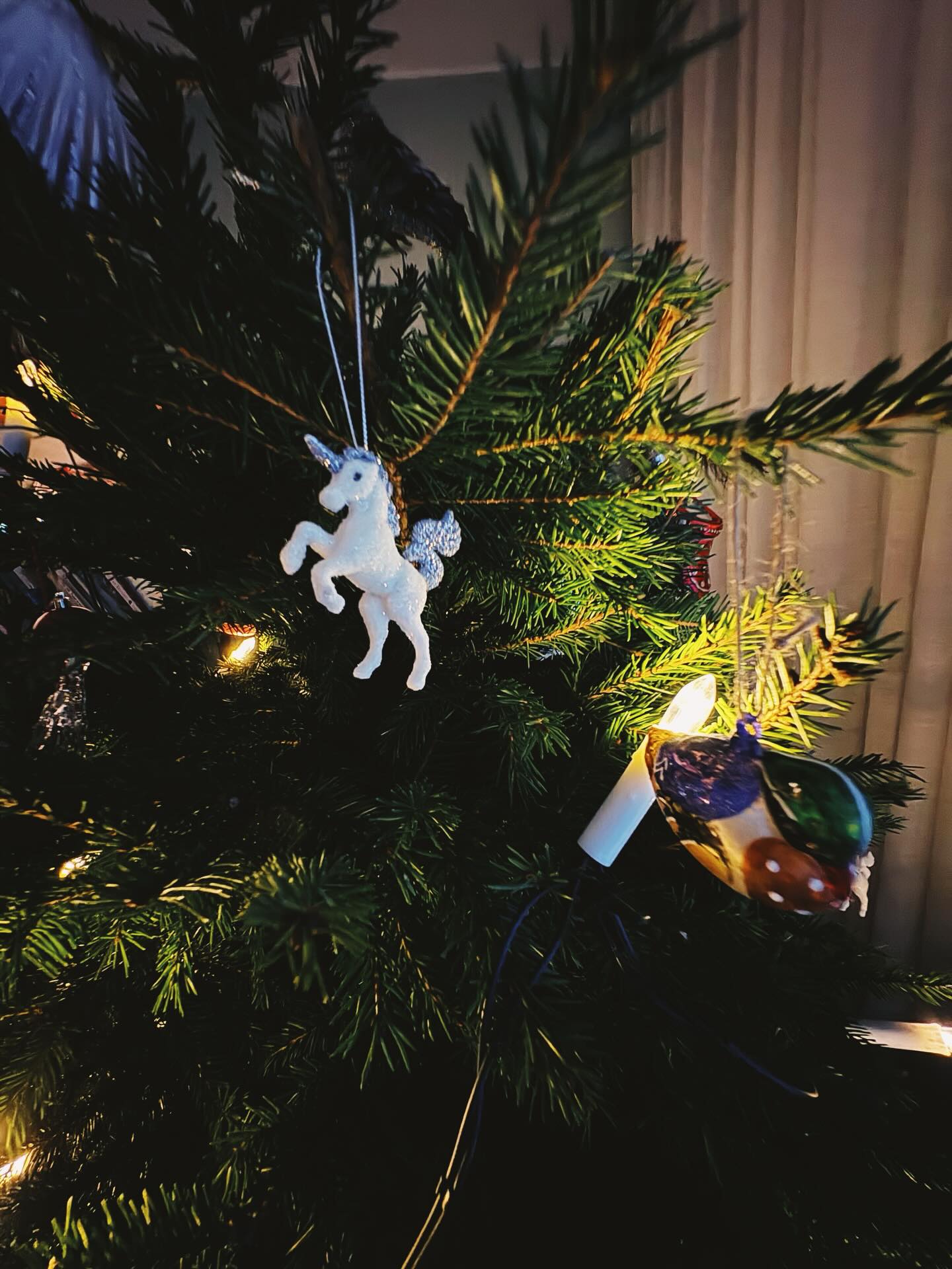 Kysyin jotain viikkoja sitten vinkkejä helppoon jouluun. Yksi oli ylitse muiden: sytytä kynttilä ja laita joulumusiikkia soimaan - se siinä. 🕯️🎶
Helppous tuli odotettua enemmän tarpeeseen sillä jouluviikolla sekä vauva että puoliso saivat flunssan.🤧
Sen verran panostin, että hain tänään joulukuusen kotiin - konttausikää uhmaten. Alaoksat tosin jätettiin ilman koristeita. Saa nähdä joudunko katumaan!🎄
Kaikkein tärkeämmältä on tuntunut asettaa riman oikealle korkeudelle. Tehdä se, mikä on tuntunut hyvältä. Rosollin ostin kaupasta valmiina. Huomenna nähdään perhettä valmislaatikoiden äärellä.
Joulun tuntu on kuitenkin saapunut. Seurakunnan perhekerhossa on laulettu hoosiannat ja juuri nyt kaikki on tässä: kodin hämyisessä tunnelmassa, havun tuoksussa ja ensimmäistä jouluaan jokeltelevassa pikkutyypissä.
Valoa ja lepoa päiviisi. ❤️