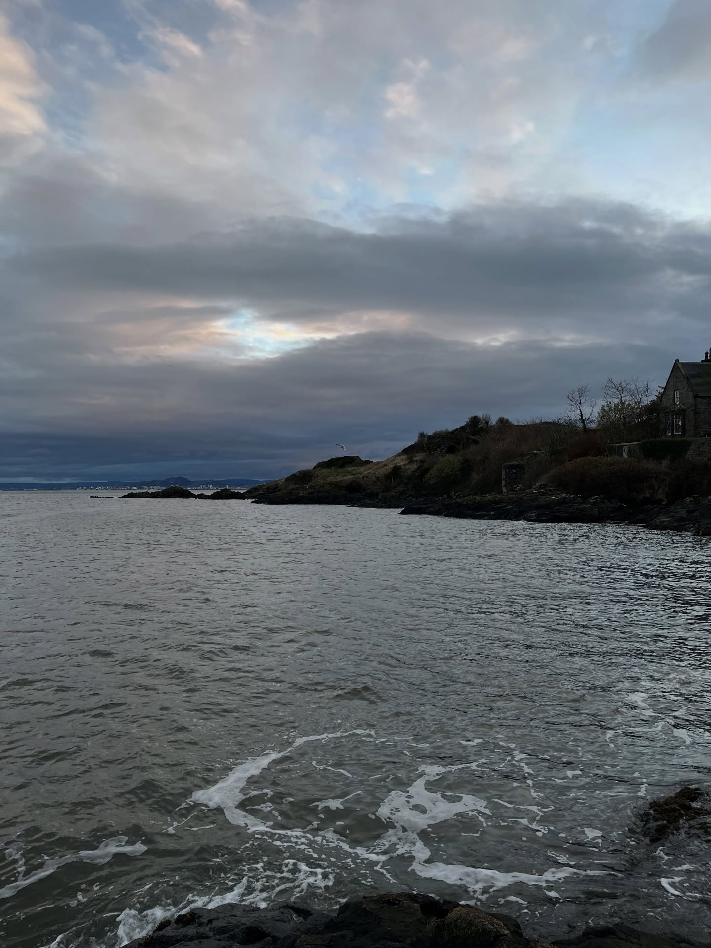 A quick walk before it gets dark and the benefits of a studio by the coast!
It’s getting dark just after 4 now! 🙁🌚
#longnights #shortdays #winter #fife #scotland