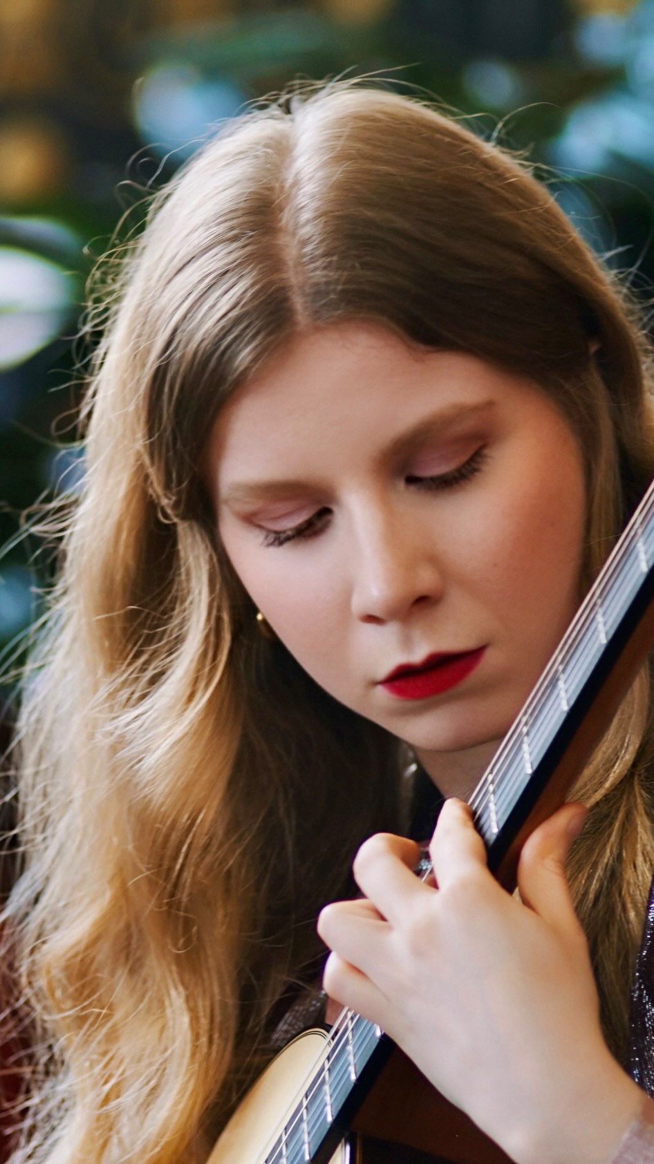 The Dance of the Sugar Plum Fairy🧚💫🎄
There’s something strange and mysterious about this piece… as well as many motives and different colors. That’s one of the things I love about the guitar: its ability to bring out all those colors and timbres, almost like portraying different characters.
Watch the full video through the link in my bio. ✨
🎥 @jureknez @arcisvisuals
Arrangement @roberto_zadra