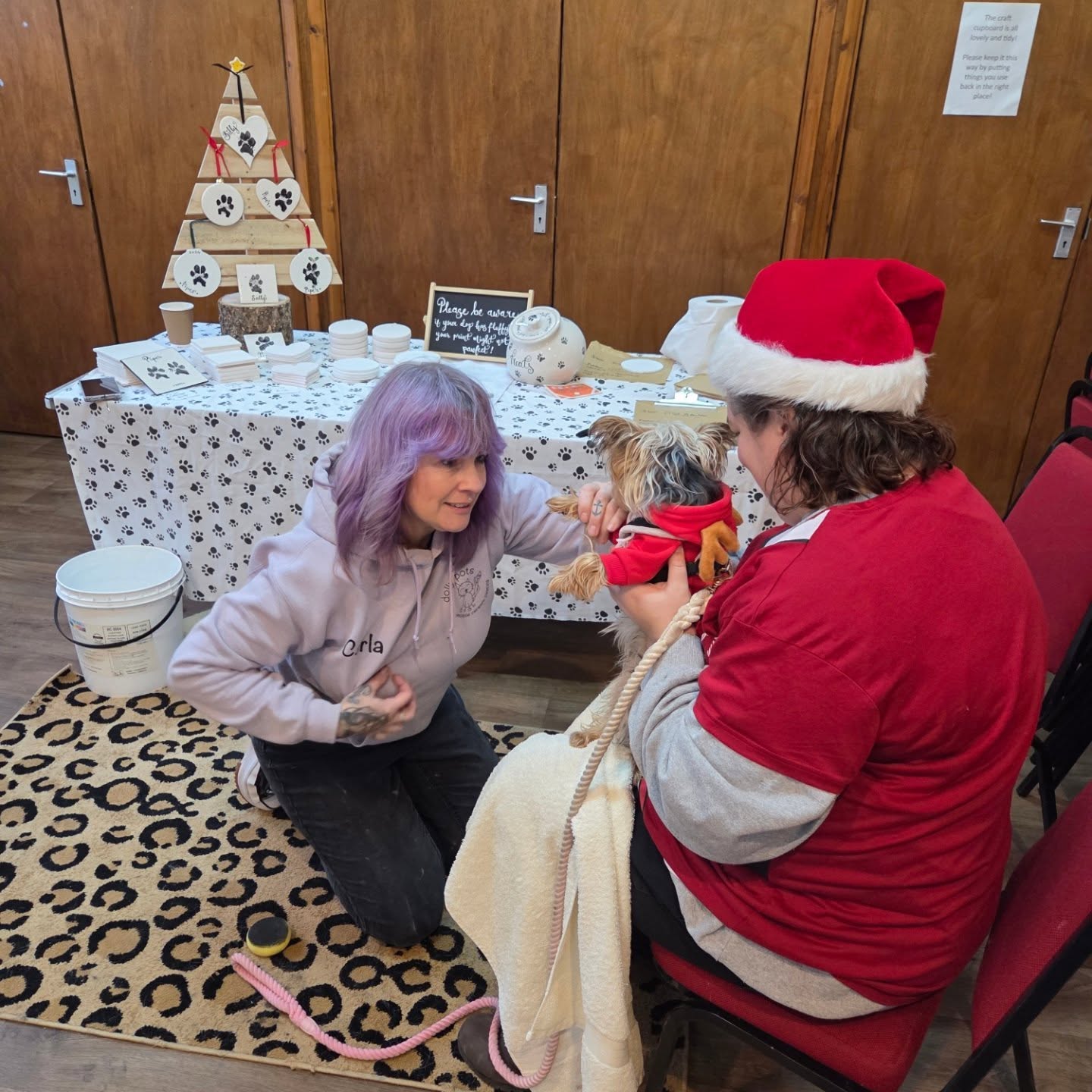 🎄🐾 Dog Christmas Party 2025! 🐾🎄
Today was pure festive pawfection, with a sprinkle of chaos! We had the best time celebrating with all our fluffy friends — wagging tails, sparkly lights and plenty of Christmas cheer. ✨
A huge thank you to Carla @dollypots_ for creating the cutest paw-print baubles and coasters— the perfect keepsake to treasure forever. 🐶💖🎨
And can we talk about the Christmas jumpers?! 🎅🩵🎁 From tiny reindeer to sparkly Christmas trees, every pup came dressed to impress!
Feeling so grateful for this gorgeous little community. Same time next year? 🎄🐕💫
#DogChristmasParty #farnhamdogs #dogsofinstagram #PawPrintBauble #dogtrainerfarnham