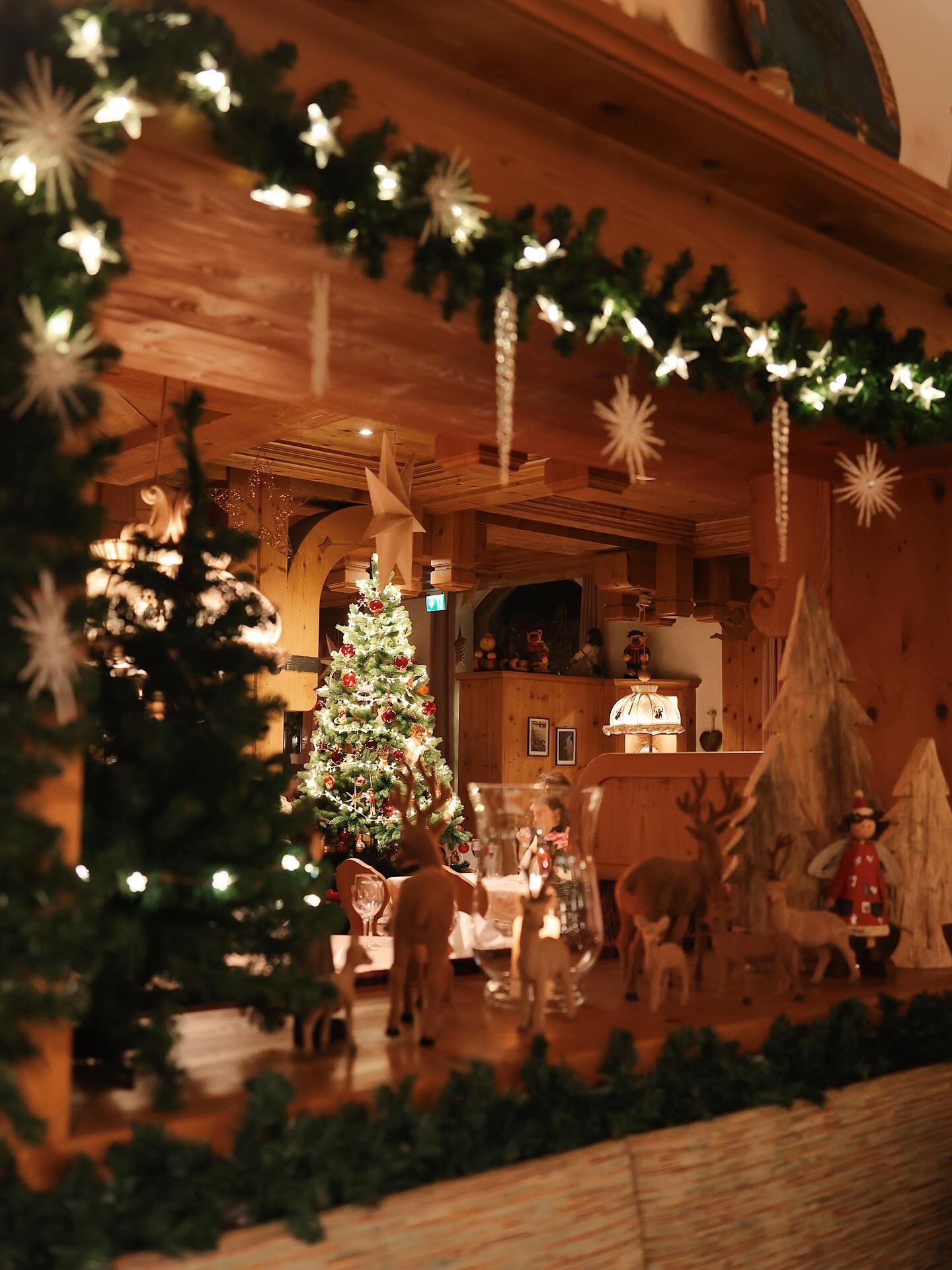 ✨ Weihnachtszauber in unserem Hotel ✨
Die schönste Zeit des Jahres hat in unserem Haus Einzug gehalten! Überall funkeln festliche Lichter, der Duft von Tannengrün erfüllt die Räume und unsere liebevolle Weihnachtsdekoration verzaubert das gesamte Hotel. 🎄
Von traditionellen Holzfiguren über glitzernde Lichterketten bis hin zu wunderschön geschmückten Christbäumen – bei uns wird Weihnachten mit Herz zelebriert. Genießen Sie die gemütliche Atmosphäre bei einem festlichen Dinner in unserem feinen Restaurant und lassen Sie sich von der besonderen Stimmung dieser Jahreszeit verzaubern. 🌟
Wir wünschen Ihnen allen ein wunderschönes Wochenende!
#weihnachtszauber #hotellife #weihnachtszeit #gemütlichkeit #restaurant #festlichezeit #winterzauber #weihnachtsdeko #genussmomente #wochenende #alpenhotel #tradition #christmasvibes #urlaubindenbergen