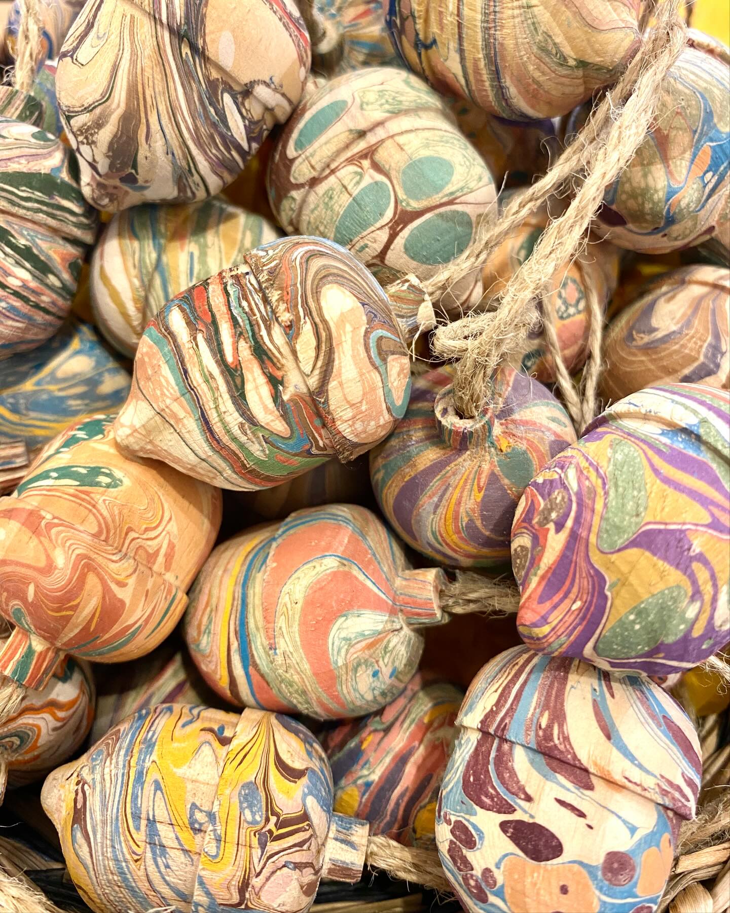 Beautiful wooden acorn decorations, hand marbled in Wiltshire by @jemmalewismarbling
Don’t miss our special evening opening this week as part of Winchcombe Christmas Festival:
Friday 28th Evening Opening 5pm-8pm
The festival includes a street market, food stalls and festive music and continues all day on Saturday 29th from 10am-5pm!
🌲🌔🌲
Swift Art & Design
18 High Street
Winchcombe
GL54 5LJ
Opening times:
November
Monday-Saturday
10am-4pm
December
Everyday up to and including Christmas Eve!
10am-4pm
#swiftwinchcombe #swiftcotswolds #shopsmall #shophandmade #shopindependent #supportindependent #swiftartanddesign
#winchcombeshopping #winchcombe #visitwinchcombe #winchcombecotswolds #winchcombechristmas #cotswoldchristmas #cotswoldchristmasshopping #christmasinthecotswolds
#winchcombechristmasfestival