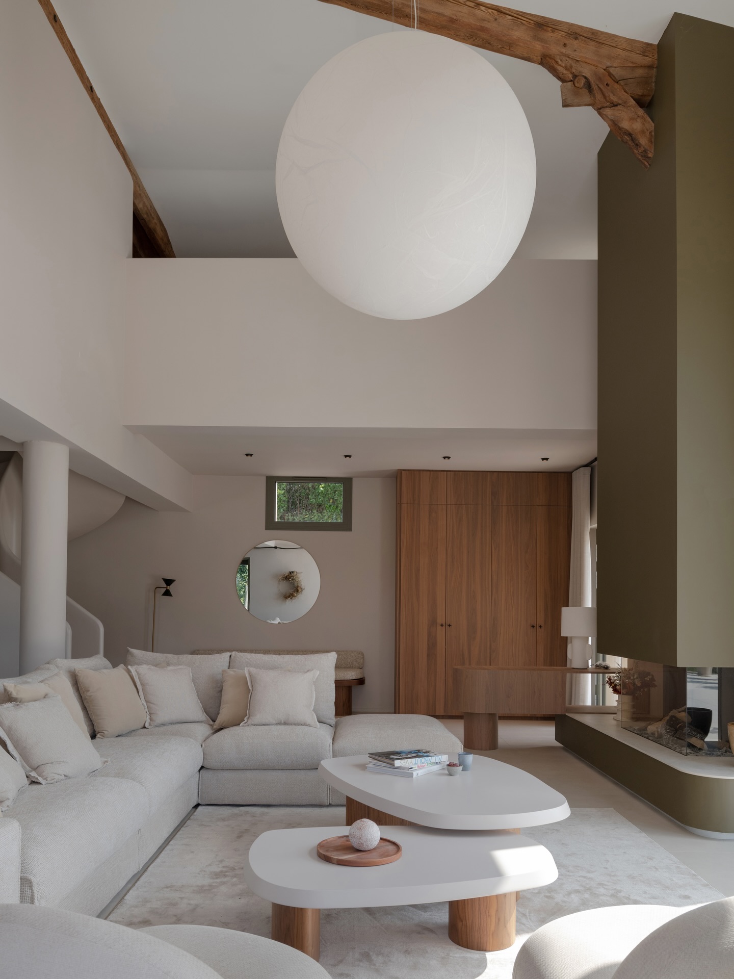 BELLES FÊTES ✨
..............….……….…........................................
.
Nous vous souhaitons de très belles fêtes de fin d’année.
Merci à tous nos clients pour leur confiance et leur fidélité ✨
2026 s’annonce comme une année exceptionnelle : nous aurons le plaisir de célébrer les 10 ans de BC ATELIERS et de vous faire découvrir de nombreuses nouvelles réalisations.
.
.
.
. VILLA BELLEVUE - Renovation complète d’une maison en pierre dorées
.
. Escalier en staff dessiné sur mesure par l’agence et réalisé avec nos artisans d’art. @titouanstaff & @chansonmetallerie
.
.
.
@celinewrightparis @shinnokifrombriggs @linteloo @dauby_nv @weverducre @des_fleurs_des_saisons @revert.menuiserie @titouanstaff @atelier_bruneel @chansonmetallerie @l_experienceceramic @lahay_associes @lensemblier @biekecasteleyn @limitededitionrugs @elitisfrance @coedition
©️@bc.ateliers
📷 @sabine_serrad
.
.
.
#bcateliers #maison #villa #escalierstaff