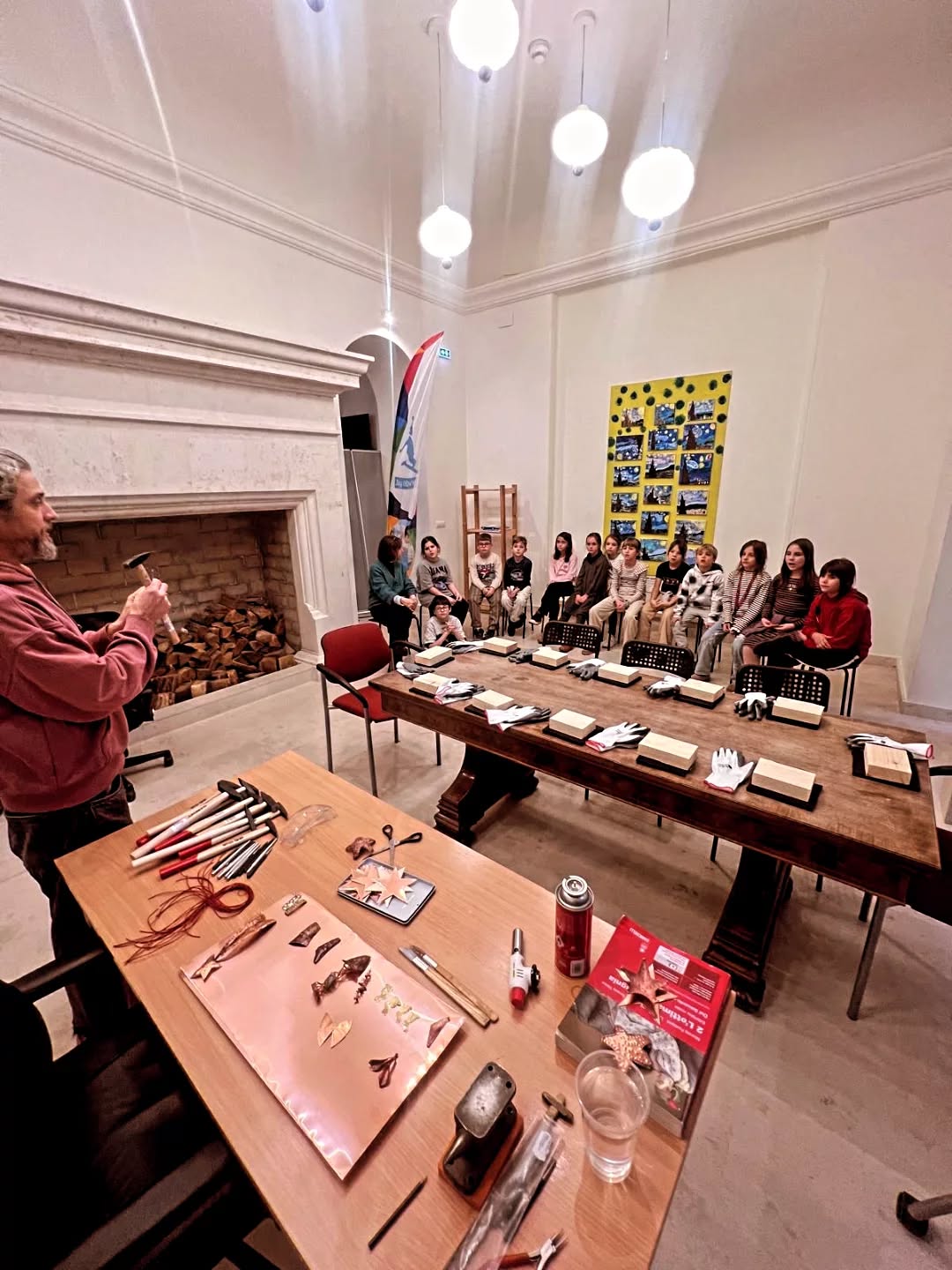 ✨This week our little creators went on a real adventure with Artisan Metal Lab, filled with curiosity, shiny materials, and the joy of making something with their own hands. 🪩
💫The workshop encouraged them to focus, experiment, solve problems, and discover how creativity grows when they try, make mistakes, and try again. ⭐
They left not only with beautiful handmade pieces, but with that spark in their eyes that comes from doing something new and challenging. 🤩
Thank you, Artisan Metal LAB, for this amazing experience! ❤️