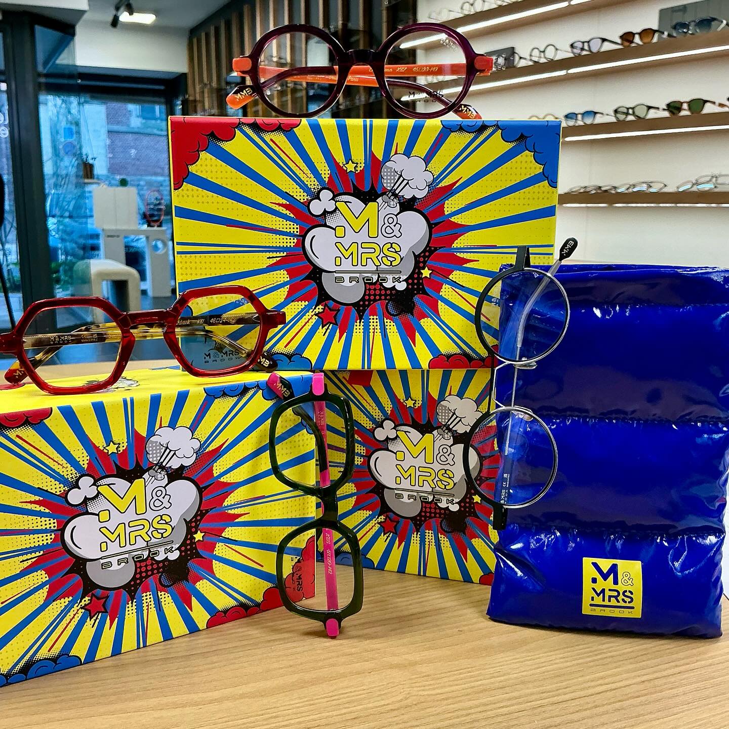 ALERTE NOUVEAUTÉS 👀
🎉 SWIPEZ POUR DÉCOUVRIR QUELQUES MODÈLES 🎉
On est très fiers d’accueillir la collection M. & Mrs BROOK chez Les Belles Mirettes ! Des montures qui osent la couleur, le peps et la bonne humeur. 😍
Pensées par deux opticiens passionnés, ces lunettes allient créativité, originalité et qualité, pour un style décalé mais accessible.
Parmi nos coups de cœur :
• Pleine Lune Écaille, pour une touche d’élégance chaleureuse 🌞
• Flashback Rouge, pour un look assumé et ultra vibrant 🔥
• Eyelight Bleue, parfaite pour ceux qui veulent un style lumineux et moderne ✨
Passez en boutique pour les découvrir (et essayer celles qui vous parlent le plus !) — spoiler : vous allez en voir de toutes les couleurs 😉
À très vite en magasin 😎
#LesBellesMirettes #MMrsBrook #NouveautéLunettes #EyewearAddict #StyleOptique