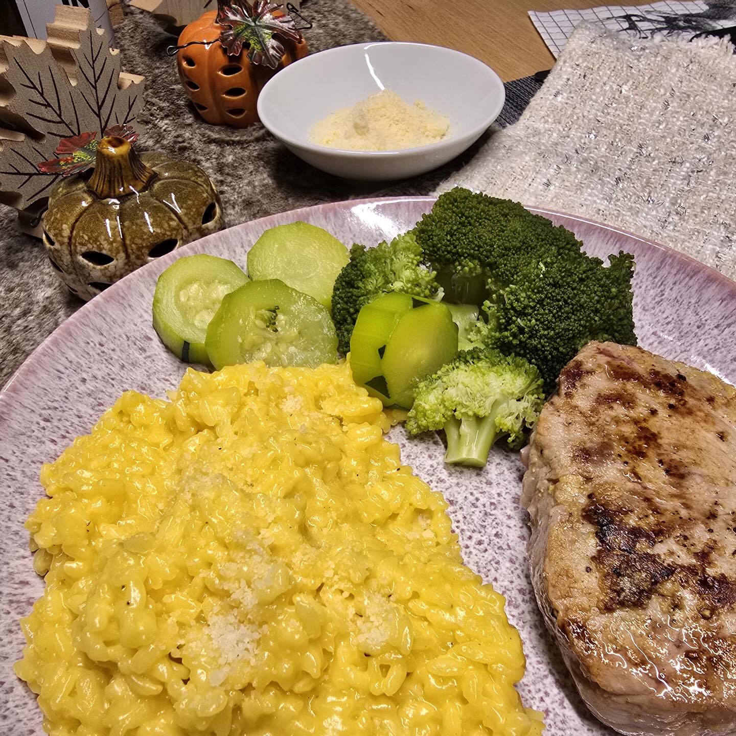 Safran Risotto
Mit den „Jungen“ kochen – eigentlich sind sie längst gross. Und trotzdem hat es etwas Besonderes, gemeinsam am Herd zu stehen: @_calisdenis_ @angi.horat
Austausch, Gelächter, kleine Kniffe zeigen und Neues ausprobieren.
Diesmal gab es Safran-Risotto: langsam gerührt, aufmerksam abgeschmeckt und am Ende golden glänzend wie ein kleiner Moment, den man gern festhält.
Kochen verbindet. Egal wie alt wir sind.
Zutaten:
1 Zwiebel, gehackt
1 Knoblauch, gehackt
400 g Risottoreis
1 EL Olivenöl
5-10 Safran Fäden
2 Briefchen Safran gemahlen
1 dl Weisswein
1 L Gemüsebouillon, heiss
60 g geriebener Parmesan
20 g Butter
Salz, Pfeffer, nach Bedarf
Zubereitung:
Zuerst das Öl in einer Pfanne warm werden lassen.
Dann Zwiebel und Knoblauch andämpfen. Risotto dazugeben und unter Rühren dünsten, bis er glasig ist.
Den Wein dazu giessen und vollständig einkochen lassen.
Die Safran-Fäden in die heisse Bouillon geben und diese nach und nach in den Reis giessen.
Unter häufigem Rühren - der Reis soll immer knapp mit Flüssigkeit bedeckt sein - ca. 20 Minuten köcheln, bis der Reis cremig und al dente ist.
Dann den gemahlenen Safran aus den Briefchen rein geben und gut umrühren.
Butter unterrühren und Käse unter den Reis mischen. Abschmecken und Servieren.
Dazu passt Gemüse oder ein gutes Stück Fleisch, wie auch Fisch……
En Guete !
#thekitchenwitches #jederkannkochen #risotto #reis #safran