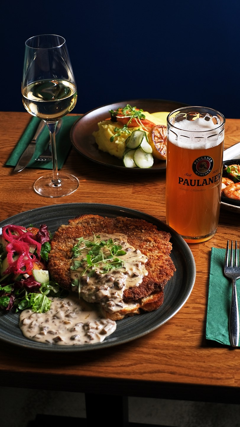 Snitsun uusi menu on täällä! Mukana on sekä täysin uusia annoksia että tutut klassikot.
Uudistuksen myötä siirryimme pöytiintarjoiluun, jotta ravintolakäyntisi olisi entistäkin sujuvampi. Listalta löytyy erilaisia alkuruokia, pääruokia ja jälkiruokia. Tervetuloa testaamaan ja löytämään omat suosikkisi! 😍
Katso koko menu osoitteessa schnitzel.fi
#theschnitzel #malloftripla #helsinkiravintolat #helsinkirestaurants #visithelsinki #pasila #helsinki #heleats