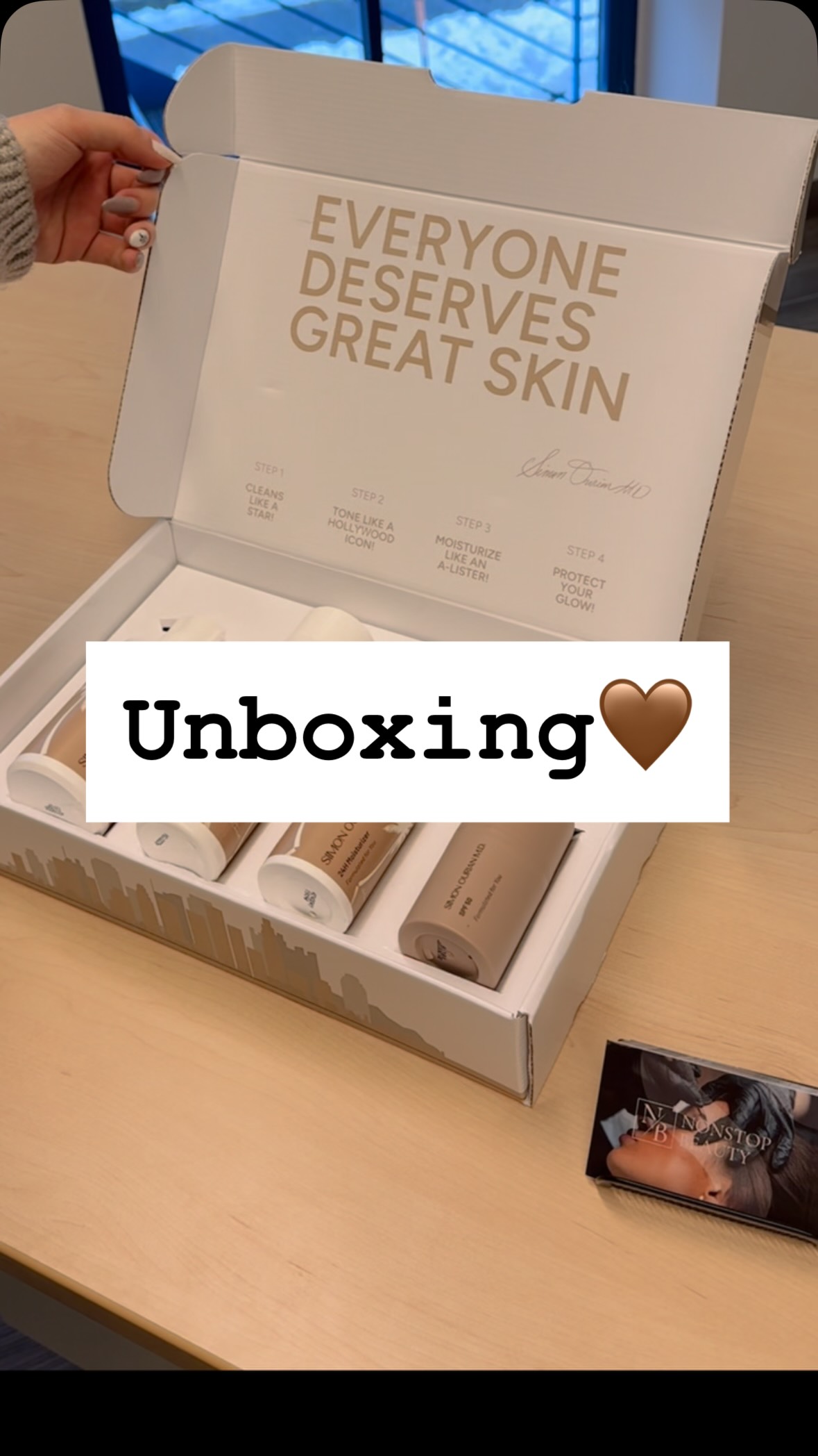 ✨ Dein tägliches Salicylsäure-Glow-Ritual nach Simon Ourian MD:
1️⃣ Cleanser – Klärt sanft & verfeinert die Poren 🫧
2️⃣ Toner – Bringt Balance & sorgt für ein ebenmäßiges Hautbild 🌿
3️⃣ Creme – Beruhigt, pflegt & unterstützt die Hauterneuerung 🤗
4️⃣ SPF – Schützt deine frische, geglättete Haut jeden Tag ☀️
💛 Rein. Effektiv. Porenverfeinernd.
Ready to glow? ✨💫
#Saalfelden #Salzburg #SimonOurianMD #DailyRituals #SkincareRoutine #Salicylsäure #PMUSaalfelden #PMUSalzburg #BeautySaalfelden #HautpflegeMitHerz #ProduktempfehlungVonHerzen #GlowSkin #ClearSkinJourney #SkincareLovers #AestheticsAustria #beautytipps