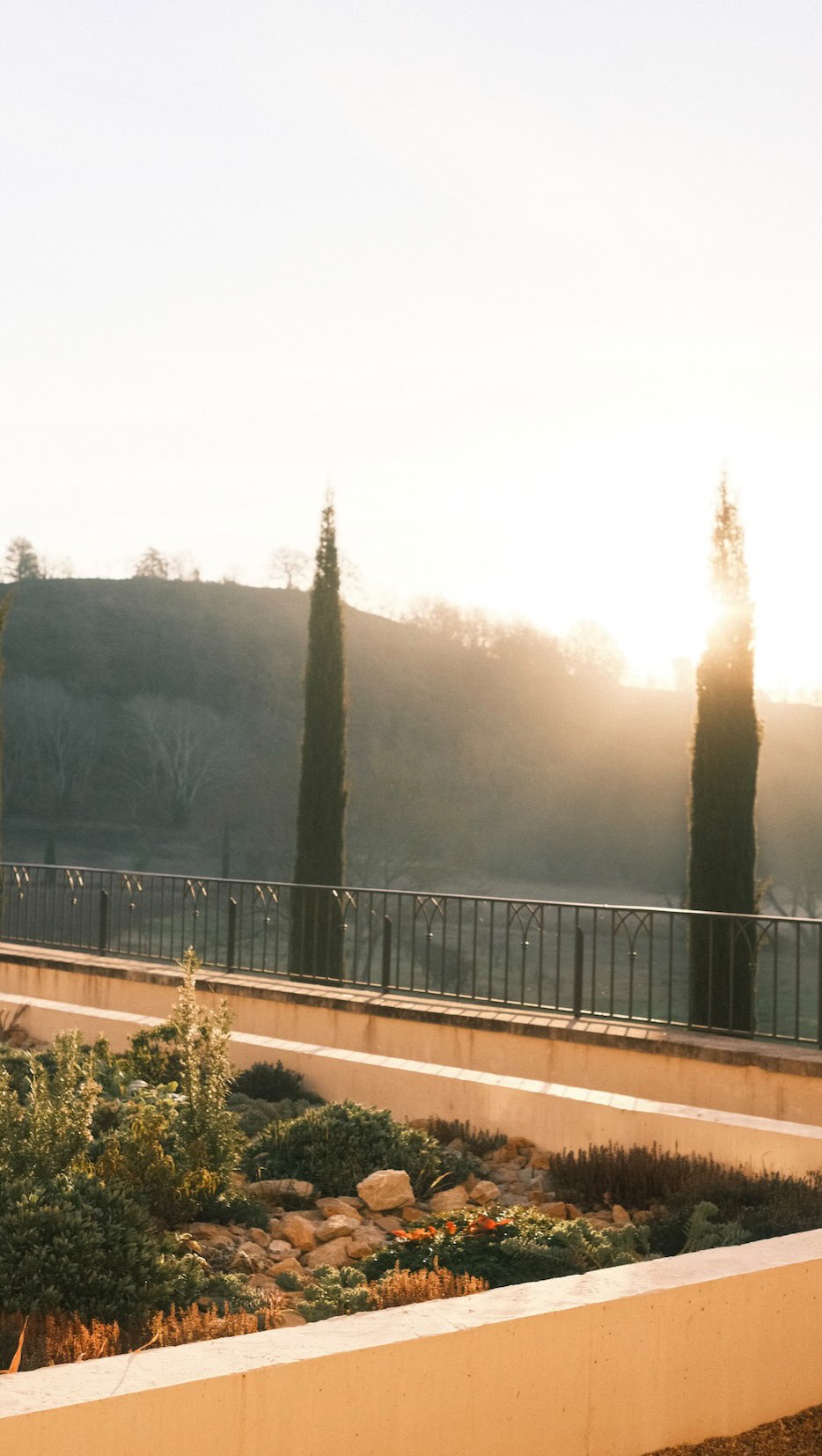 Entre deux shooting EP.2. Une matinée calme sous le soleil de Provence. La lumière se lève, la ville s’anime.
Photographe d’instants à Aix-en-Provence, je suis disponible pour capturer vos moments de vie. Contactez-moi en DM, je réponds rapidement 🤎.
#aixenprovence #sunrise #france #provence #photographe