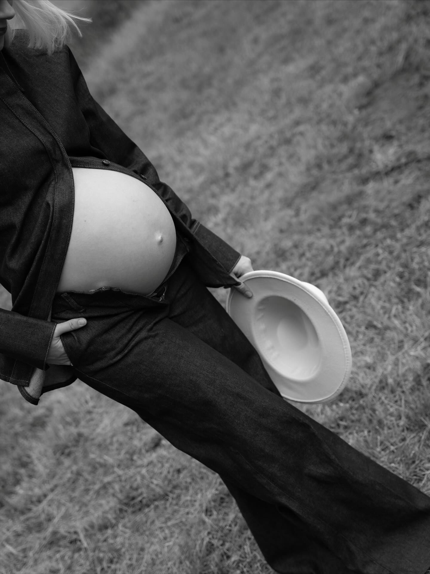 Ben jij momenteel in verwachting en wil je deze bijzondere tijd én de newborn fase vast laten leggen? Plan dan nu alvast jouw shoots in!
Er komen vaak aanvragen binnen wanneer de baby al geboren is. Ik probeer altijd een plekje vrij te maken, maar het kan voorkomen dat er een aantal weken overheen gaan. Dat zou zonde zijn, de tijd waarin ze zo klein zijn is zo voorbij.. 🤍