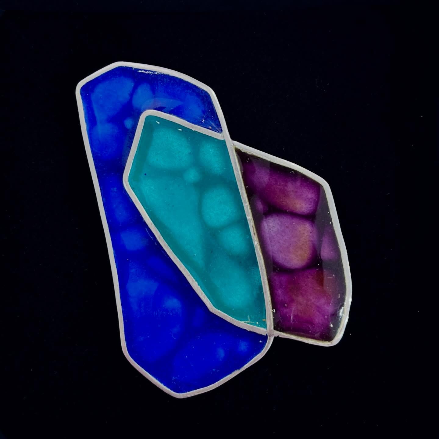 Broche « Origine »
Émaux sur argent ✨
Une pièce unique à porter comme une œuvre.
Jeux de transparence, profondeur et luminosité des couleurs, révélées par l’alliance subtile des émaux grand feu sur argent.
📍 Collection disponible en exclusivité
chez @_studioparallele_
12 rue Jules Guesde, Limoges — France
#bijoudart #artjewelry #contemporaryjewelry #emauxgrandfeu #enameljewelry #jewelryartist #galeriedart #bijouunique #pieceunique #artisanatdart #limoges #creationcontemporaine #collectorsjewelry