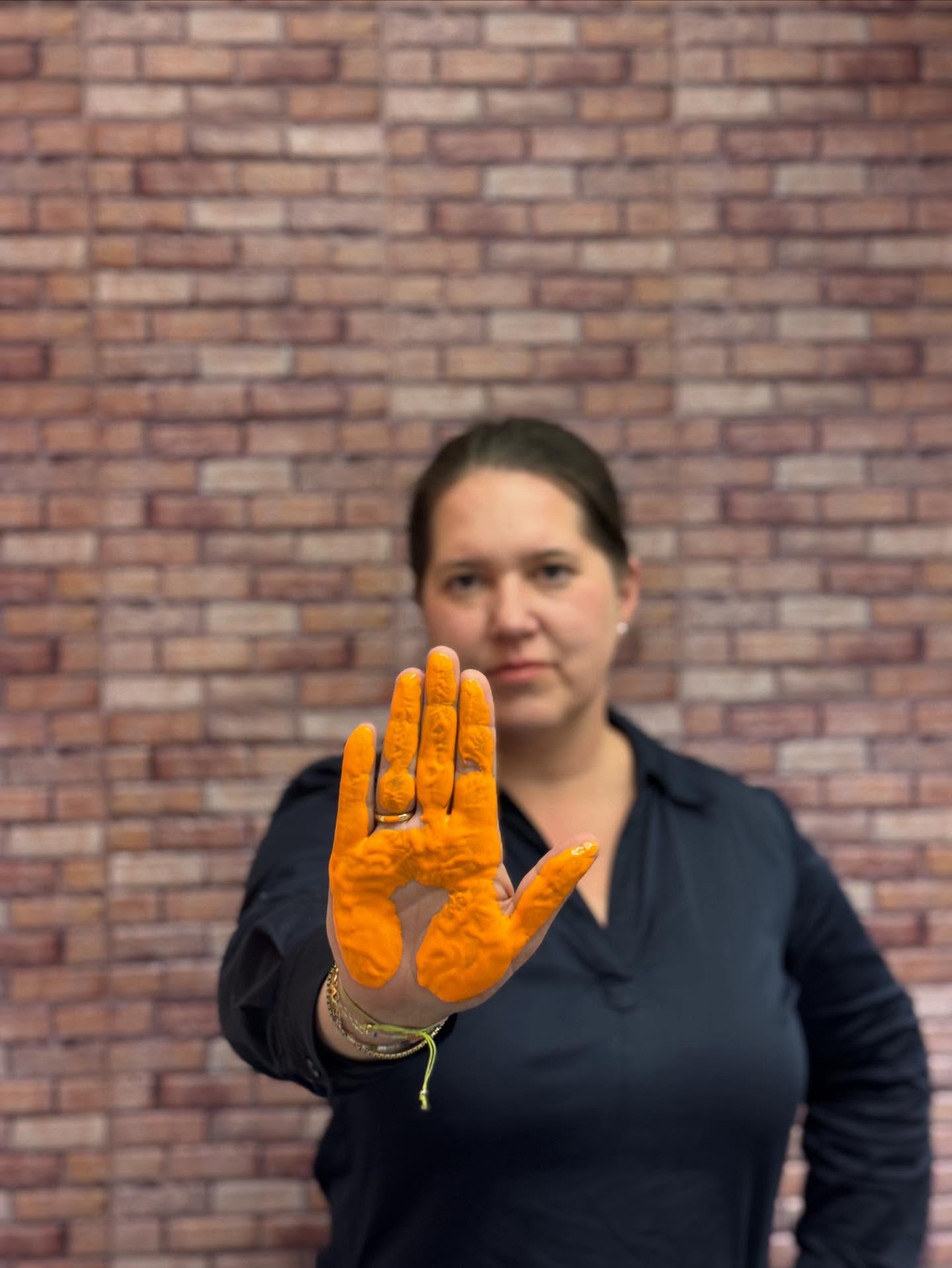 Stopp Gewalt gegen Frauen!
Gewalt gegen Mädchen und Frauen ist kein Randphänomen. Jede dritte Frau erlebt im Laufe ihres Lebens körperliche oder sexualisierte Gewalt. Schutz, Hilfe und Prävention sind deshalb eine zentrale Aufgabe von Politik und Gesellschaft. Mit der orangenen Hand setzen wir ein Zeichen am Internationalen Tag gegen Gewalt an Frauen - dem Orange Day. Und wir machen deutlich, dass wir Betroffene stärken und gemeinsam konsequent gegen geschlechtsspezifische Gewalt vorgehen müssen – jeden Tag.
#OrangeTheWorld #StoppGewalt #stoppgewaltgegenfrauen #KeinPlatzFürGewalt #orangeday #spdhamburg