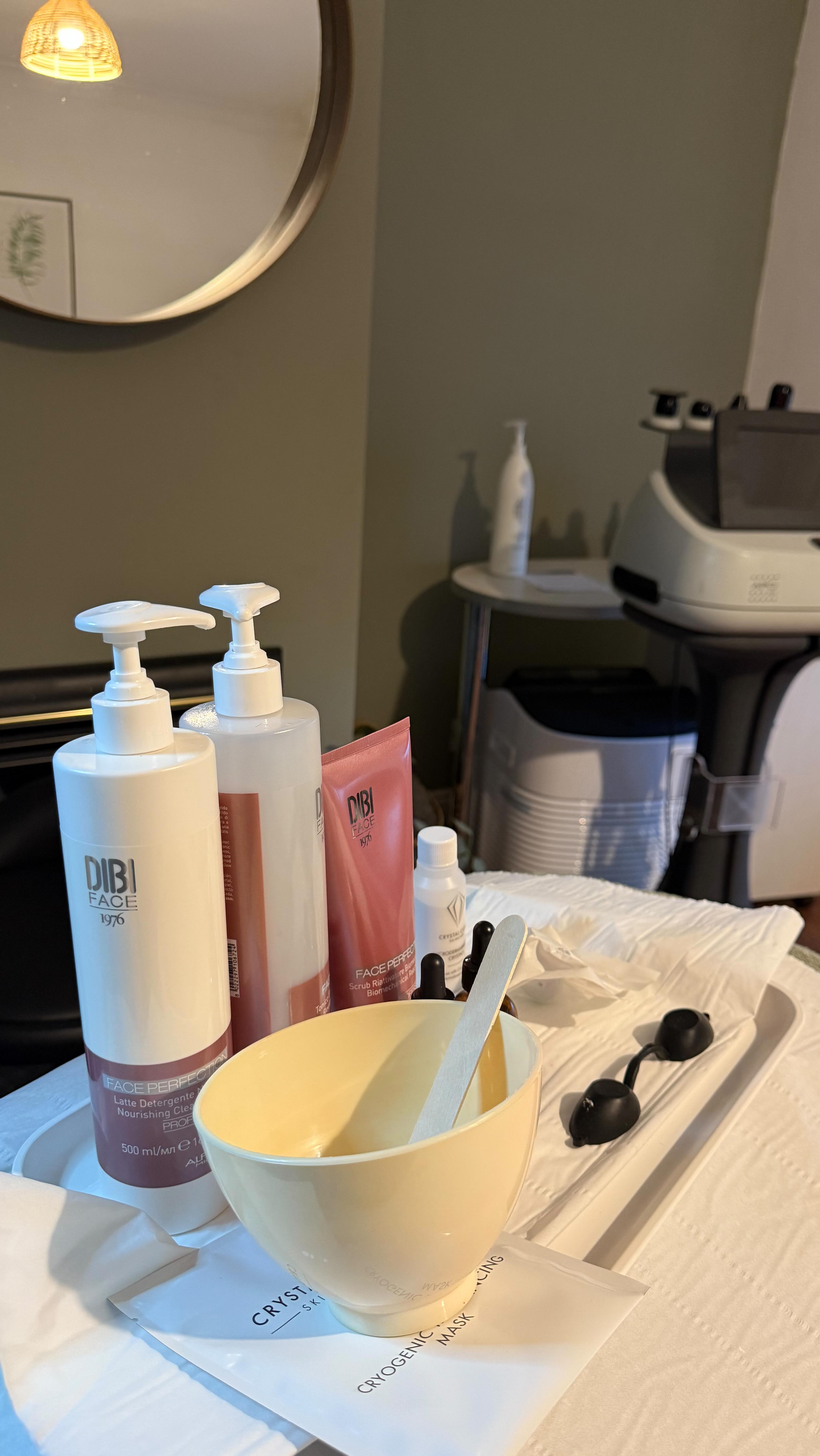 Determined not to let the Christmas chaos get in the way of appointments with our most loyal clientele ❤️
#cheltenham #salon #cheltenhambeauty #beauty #beautysalon #gloucestershire #bathroadcheltenham #skincare #bathroadcheltenham #beautyinthecotswolds