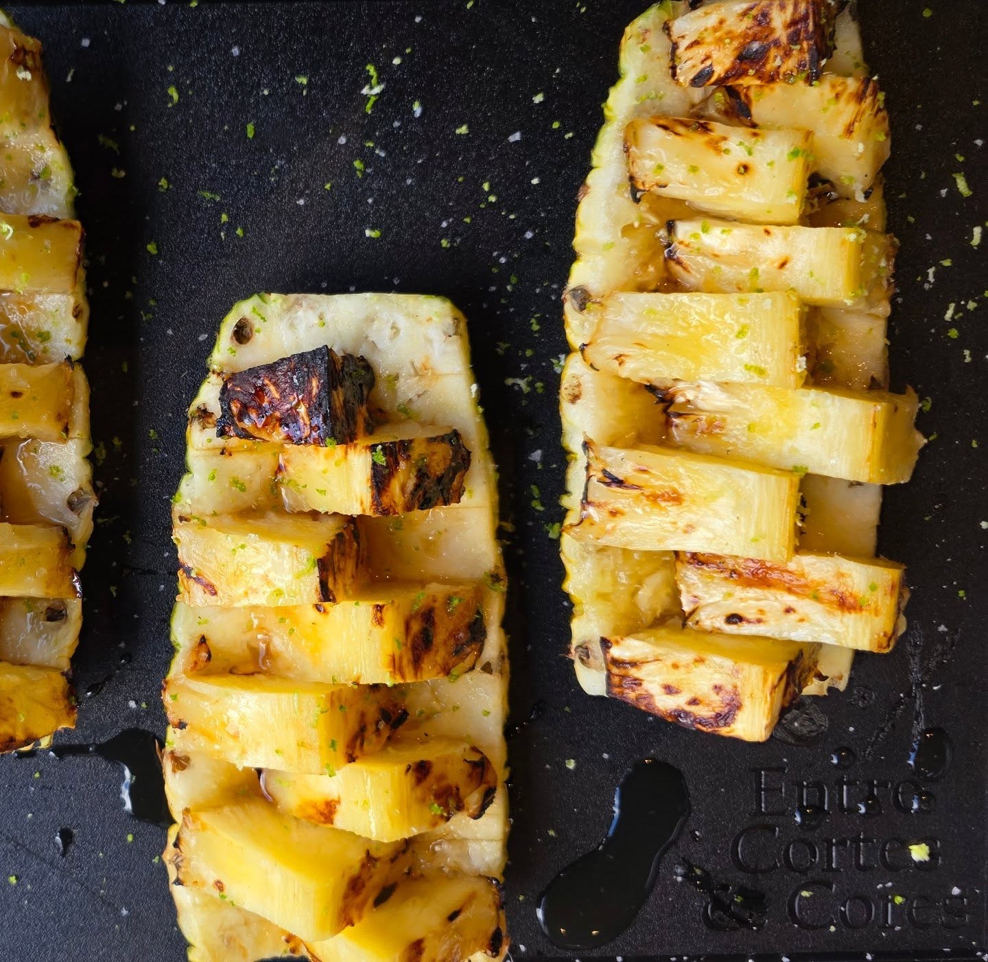 🔥🍍 Fechamos o churrasco com chave de ouro! 🍍🔥
Abacaxi grelhado na brasa, finalizado com raspas de limão, um fio de mel e aquele toque sutil de flor de sal que realça tudo.
Simples, leve, refrescante — e com aquele sabor que só a brasa entrega. ✨
Uma sobremesa que limpa o paladar, surpreende e encerra a experiência do jeito perfeito.
😍 🔥 🍋 🍯
#Churrasco #SobremesaNaBrasa #AbacaxiGrelhado #EntreCortesECores #FechandoComChaveDeOuro