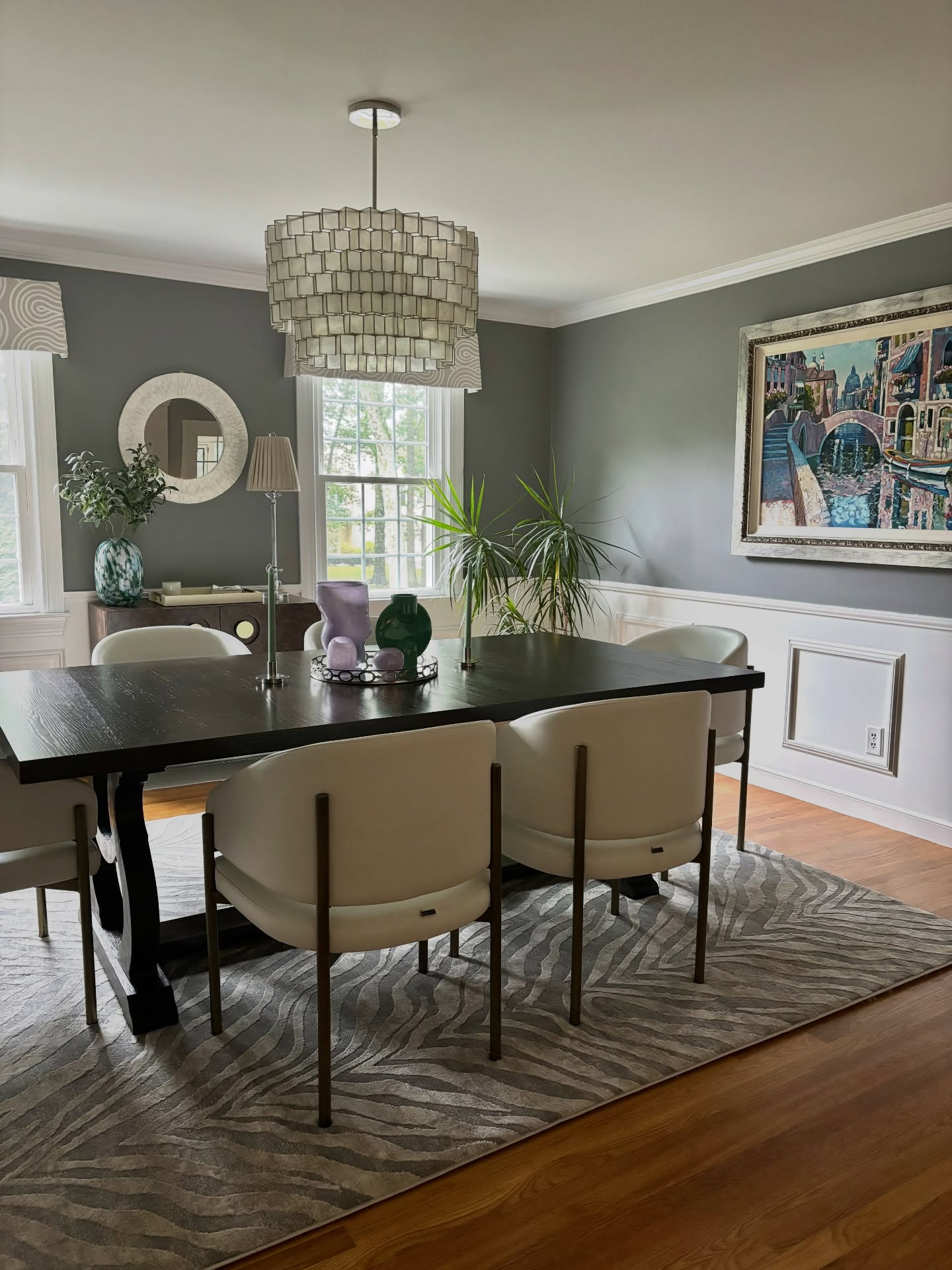 Is your dining room going to feel the love this week? Mine is 🙋♀️!! I love to host Thanksgiving.
Do you prefer to host or be the guest?
3rd dining room 📸 @lisawest_photos
.
.
.
#holidayhouse #holidayhosting #diningroomdesign #diningroominspo #diningroomtable #diningroomfurniture #homedesigner #homedesigning #interiorhome #interiorhomestyle #makehomeyourhaven #makehomematter #styleyourhome #styleyourspace #stylemyspace #stylemyabode