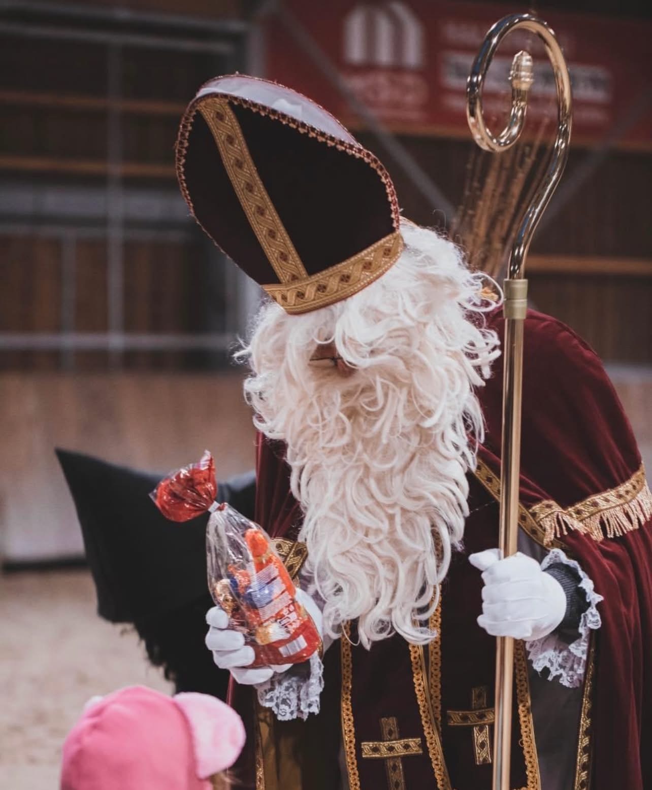 🎅🏽D‘Reservéierunge fir de Kleesche sinn iwwer eise Site www.fanfaremedernach.lu méiglech. Mëttlerweil si schonn d’Hallschent vun de Platzen fort, maacht Iech also bäi fir nach eng ze kréien.
Mir freeën eis schonn, mat him kennen op den Tour ze goen an de Kanner eng Freed ze maachen.