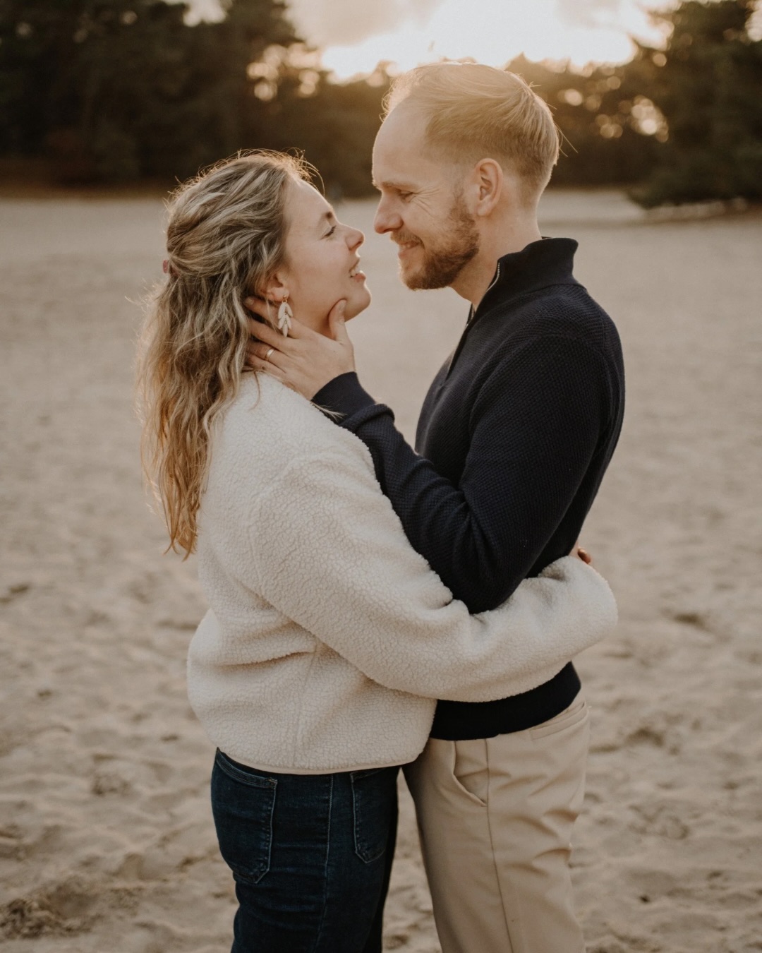 Zo zo zo dankbaar voor deze twee 🥰
Daar waar het leven onvoorspelbaar is hou ik me vast aan jullie. Dagen die veel energie kosten en jaren die niet vanzelf gaan. Genieten van de kleine dingen en koesteren wat ons blij maakt. Ik kan alleen maar met een grote glimlach naar de foto's kijken en genieten van ons lieve zandmonstertje 🤎
📸 @talithafotografie.nl