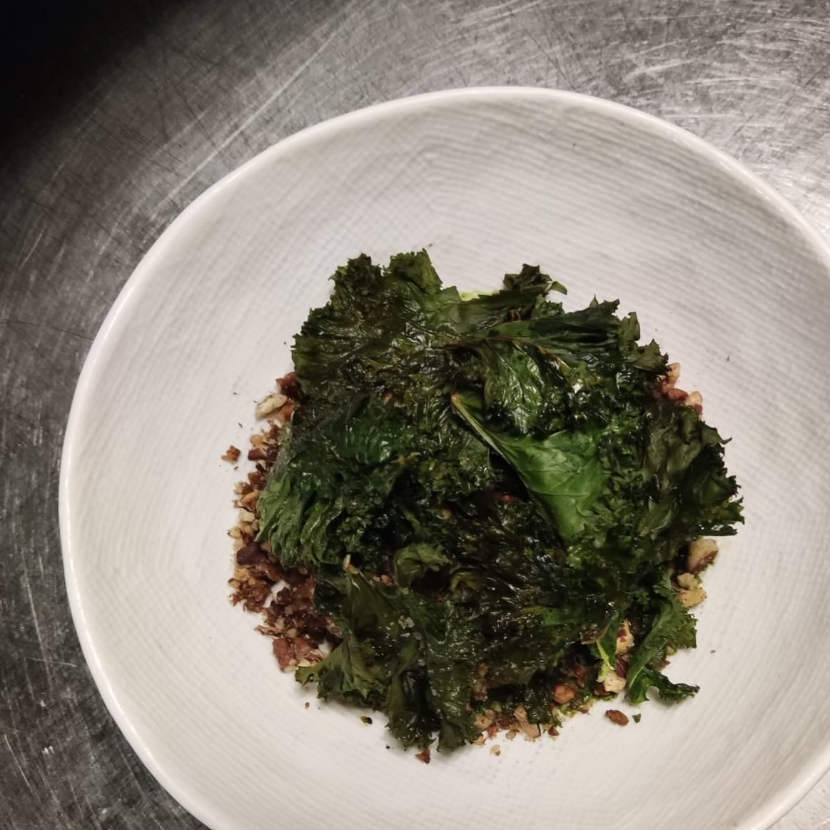 Iets met hoe minder kleur hoe beter.. dit boerenkool gerechtje is om je vingers bij af te likken.
Opgeklopte geitenkaas en ricotta met gefermenteerde knoflook-chili-honing gepekelde pecannoten en roggebrood.