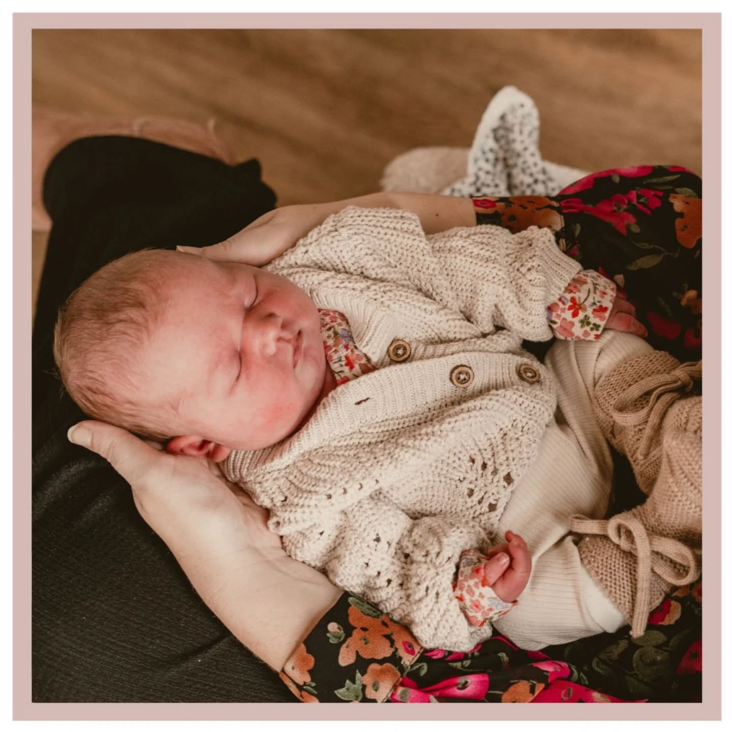 WELKOM LISE! 🩷
Dit mooie meisje heet Lise. Ze werd geboren op de mooie datum 11-11-2025 🥳 om 06:31 uur. Niet alleen de elfde van de elfde, maar ook nog de verjaardag van haar papa! Wat een bijzonder verjaardagscadeau is dat! Lise woog 3882 gram bij 39 weken en 4 dagen.
Noud is de trotse grote broer van Lise. 😍 Noud werd 3 jaar geleden geboren na een vlotte bevalling. We spraken daarom met Anke en Nick af om ons op tijd te bellen als Anke weeën zou krijgen. Tijdens de controles op de praktijk kwam Noud altijd gezellig mee, en hij was een heel goed hulpje! Hij wist precies op welke knopjes hij moest drukken bij het hartje luisteren. En na afloop werd zijn hulp natuurlijk beloond met een mooie ballon van onze assistentes! Noud wist precies waar hij moest zijn daarvoor! 😜
Op 11-11 was het dan zover! Nick belde naar LEV en kreeg Joyce aan de lijn. 📞 De weeën waren er nog niet zo lang, maar wel al direct heel regelmatig en pijnlijk. In overleg besloten we alvast een huisbezoek af te spreken. Toen Joyce bij hen thuis aankwam bleek Anke 3 centimeter ontsluiting te hebben. Samen vertrokken we zo zachtjes mogelijk richting het ziekenhuis, terwijl Noud nog lekker verder sliep onder het toeziend oog van opa & oma. 🤫 In het ziekenhuis ging Anke onder de douche. Op handen en knieën leunde ze op de douchekruk, waardoor de warmte én de zwaartekracht goed hun werk konden doen en Nick met de douchekop over haar rug kon sproeien. 🛁 Samen hadden ze het helemaal onder controle!
Toen Anke meer druk begon te voelen, verplaatsten we naar het bed. De omschakeling van weeën wegzuchten naar persen was even lastig, maar toen Anke eenmaal van een liggende houding naar handen en knieën was gedraaid ging het persen super goed. 💪 Kort daarna braken de vliezen en 7 minuten later werd dit mooie meisje geboren! Lise deed het direct heel goed. Dezelfde dag mocht dit mooie gezinnetje weer lekker naar huis en kon Noud zijn zusje bewonderen. 🥰
Lieve Anke, Nick en Noud, van harte gefeliciteerd met de geboorte van jullie mooie dochter en lieve zusje. Jullie hebben het super gedaan samen. We wensen jullie alle geluk samen! Veel liefs, team LEV. 🤍
#verloskundigenlev #bevalling #baby