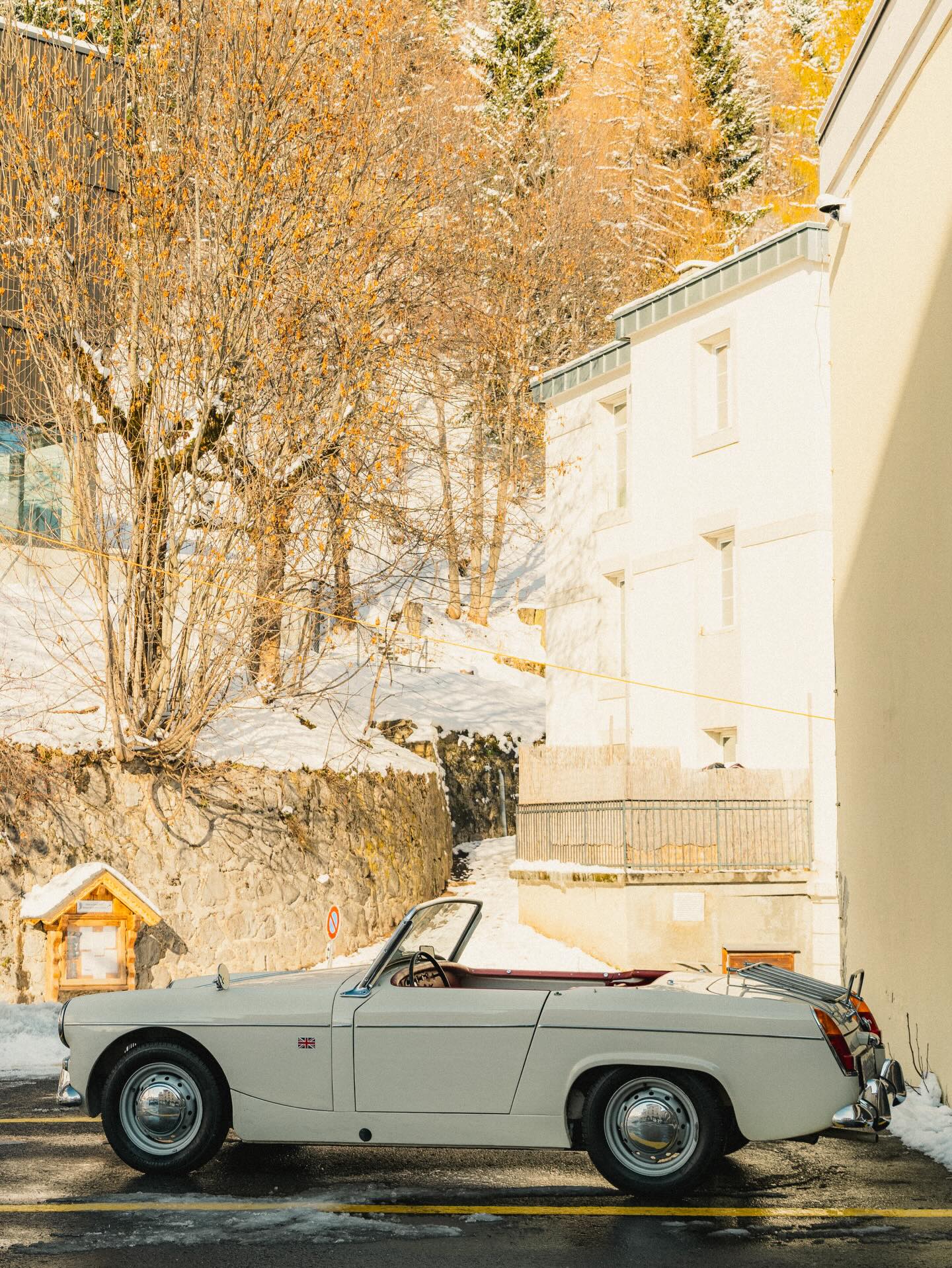 English below ⬇️
🇫🇷 Quelques clichés signés @withbosco lors de @gearup.25 à Leysin, à @shmsswitzerland !
Merci pour les photos et pour l’invitation à cette belle exposition automobile. Notre MG Midget de 1962 a rencontré un joli succès, et nous avons fait de belles découvertes humaines. 😄
Les réservations sont fermées pour l’hiver, mais vous pouvez encore utiliser le code AUTOMNE25 jusqu’au 30 novembre pour bénéficier de -50% sur vos réservations pour l’année prochaine (dès mars 2026).
Lien en bio 🔗
🇬🇧 A few shots captured by @withbosco during @gearup.25 in Leysin, at @shmsswitzerland
Thanks for the pictures and for the invitation to this car exhibition. Our 1962 MG Midget drew a lot of interest, and we met some lovely people. 😄
Bookings are closed for the winter, but you can still use the code AUTOMNE25 until 30th November to get 50% off on bookings for next year (from March 2026).
Link in bio. 🔗
#gearup25 #mgmidget #retrocarsdaily #rentalcars #location #oldtimer #shooting #mariage #lausanne