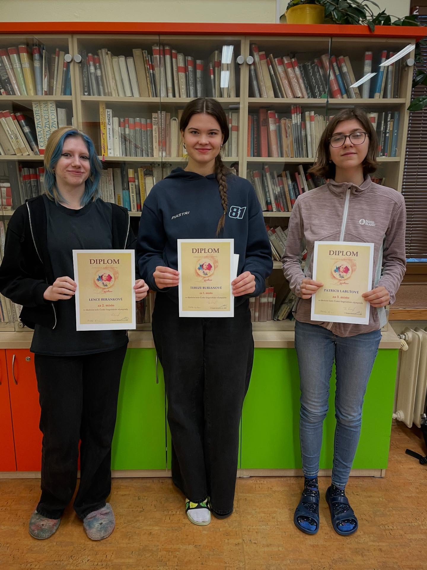 V Lingvistické olympiádě a Olympiádě v českém jazyce letos obsadily medailové pozice samé studentky. 🥳🎉 Blahopřejeme a přejeme podobný úspěch těm, které postupují do krajského kola.