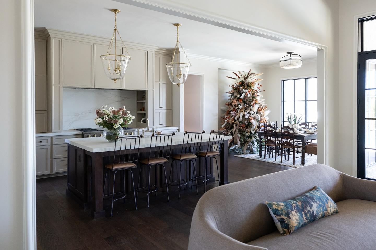Spaces like this are why I love what I do〰️designing rooms that feel warm, functional, and genuinely lived-in… the kind of spaces that hold a family’s real-life moments with grace.
Builder: @southernserenityhomes
Photography: @jennifer.saltsman.photography
#kitchendesign #interiordesign #interiors #customhome