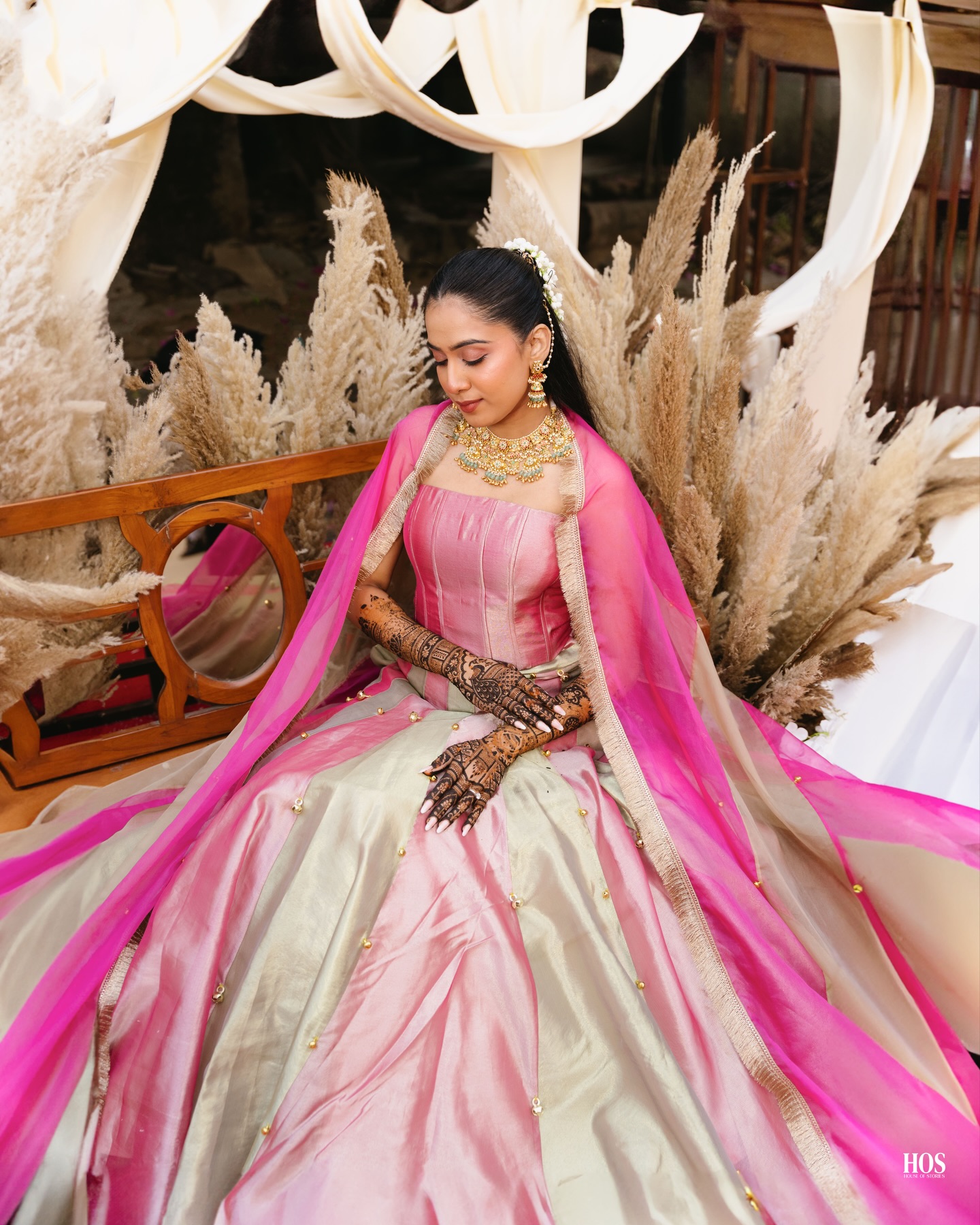 “Composed, modern, and effortlessly elegant”
Rucha & Dhruv | Mehndi
www.houseofstories.in
Outfit : @neeluandmanvi
#houseofstories
#lovestoriesbyhos
