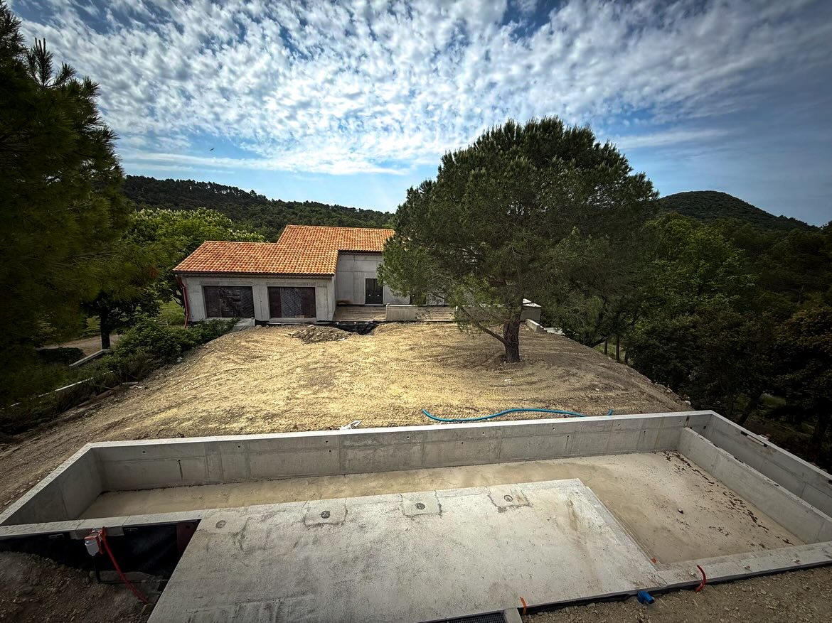 Une réalisation qui redéfinit l’élégance : carrelage haut de gamme, nuances profondes et lignes parfaitement maîtrisées.
Chaque pose, chaque joint, chaque alignement a été pensé pour sublimer le bassin et créer une ambiance moderne, luxueuse et harmonieuse.
Le rendu final joue avec la lumière et les reflets de l’eau pour offrir une piscine au visuel unique, à la fois raffinée et pleine de caractère.
Un espace qui attire l’œil immédiatement et qui apporte une vraie valeur esthétique à l’extérieur.
Ici, la piscine ne se limite plus à sa fonction :
elle devient une pièce forte, une signature visuelle, un élément de design à part entière.