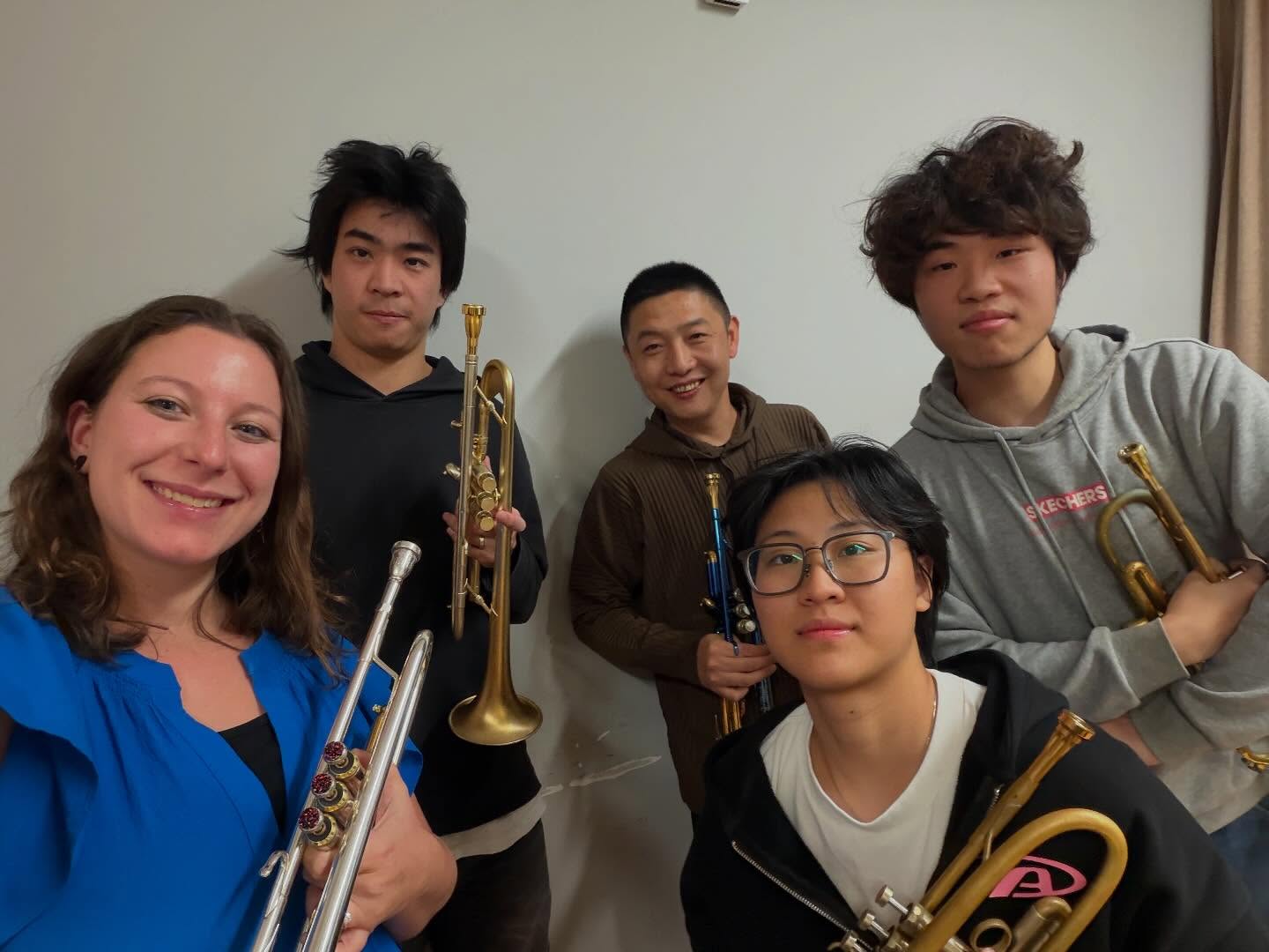 Had the most amazing time talking trumpet with @li_li_xiaochuan and some of his students at Shanghai Conservatory this week 😍 We talked about air flow and sound production, playing in the upper register, articulation and trills on the Haydn, and dove into some of my favorite exercises from my former teacher Laurie Frink’s book Flexus. And huge thank you for my amazing new wonka themed @mastiffmutesusa 💜 So nice to meet some excited students over here and thanks for the inspiration on what I should transcribe next 🤓
•
#musicianlife #trumpetteacher #trumpetplayer #musiceducation #touringmusician #letsgo #trumpeter #trumpeters #trumpetsolo #everythingisatrumpetsolo