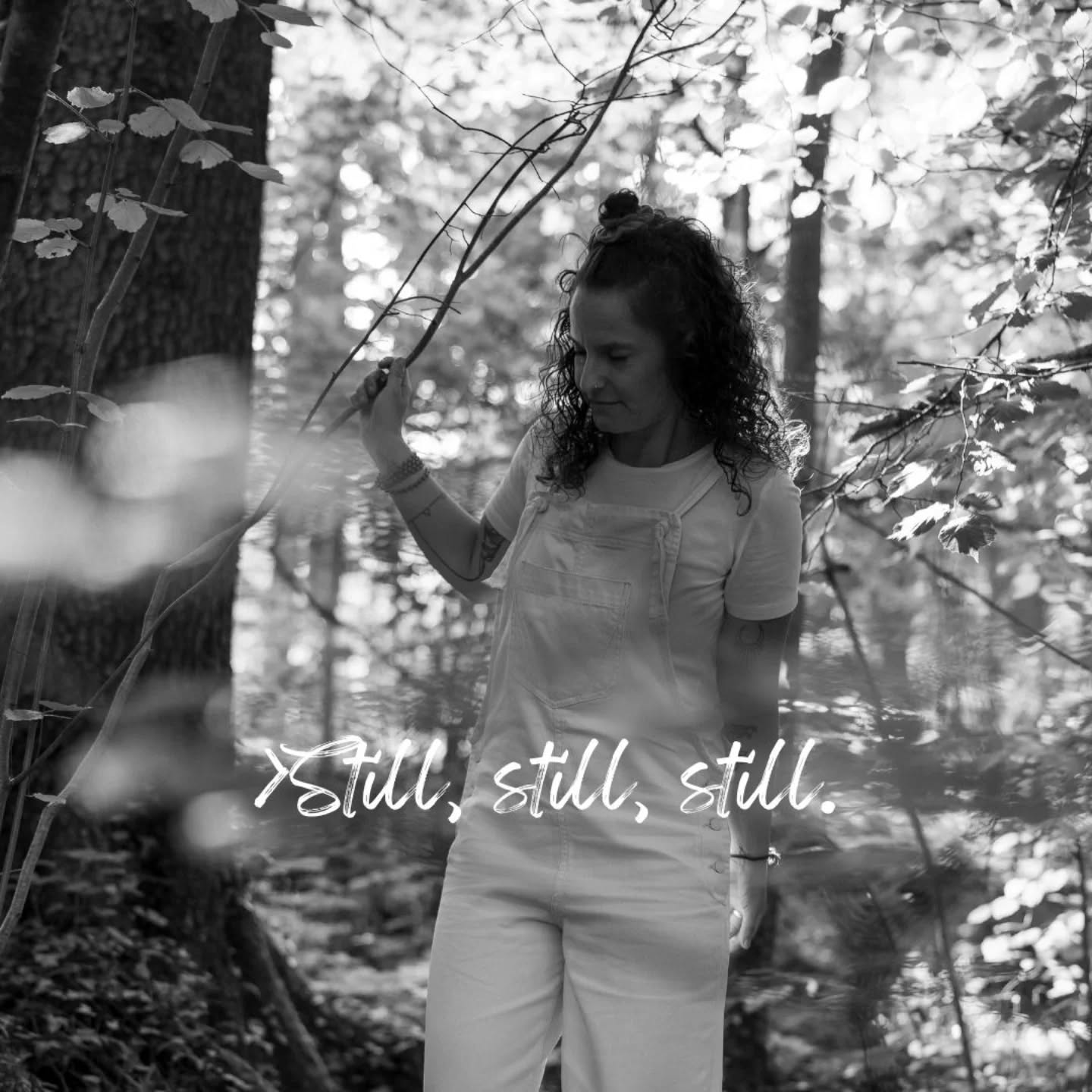 für Stille, die berührt.
Still ist's geworden im Studio. Still, aber nicht leer. Still, aber nicht fort. Still, aber nicht vergessen. In der Stille keimt der Samen, so sagt man. In der Stille wächst das Neue. In der Stille beginnen wir uns selbst zu sehen, zu hören, zu spüren.
#tanjastexte
#tanjavogt
#zeichenstilundemotion
#bethechangemovement