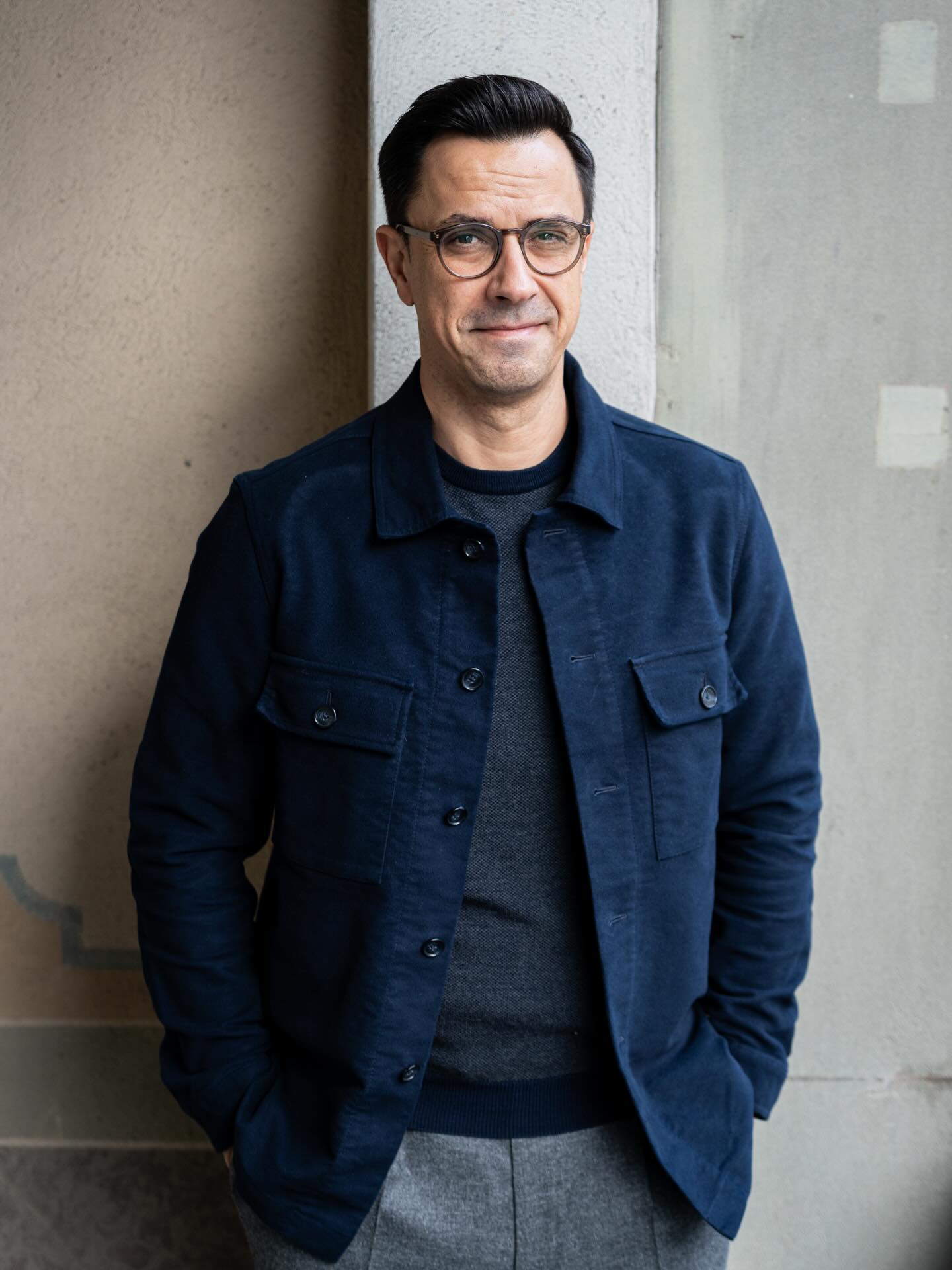 ✨ Shacket Week ✨ Heute im Fokus: unser blaues, aufgerautes Baumwoll-Shacket – lässig kombiniert mit einem blau/grauen Pullover aus dem Stickprogramm und meiner Lieblings-Flanellhose in Grau. Ein Look, der zeigt: simpel kann stark sein.
Unkompliziert, aber voller Charakter. #massanzugzürich #masspullover #shacket #massbekleidung #massbekleidungzurich