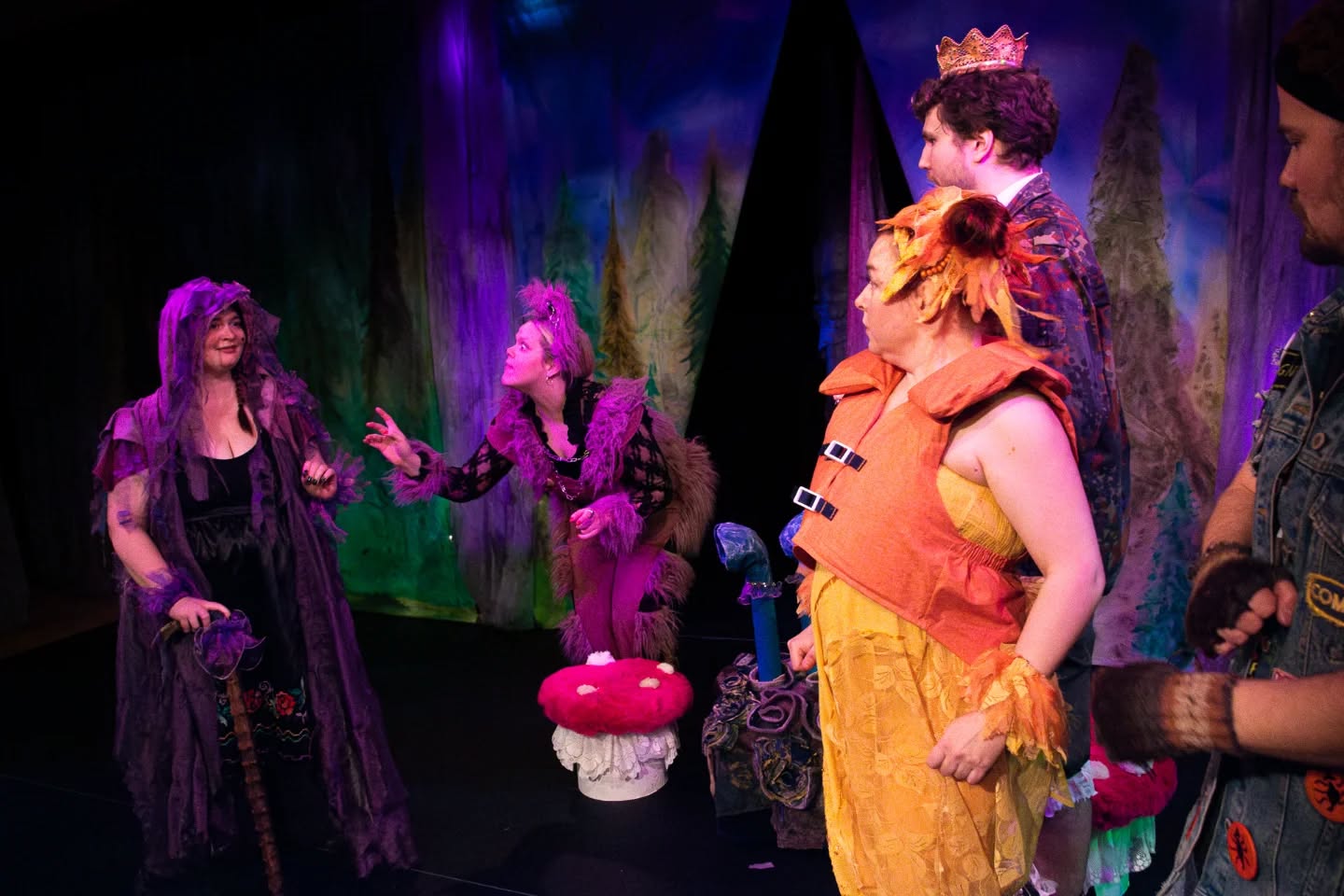 Kiitos Valo lastenkulttuurifestari, että kutsuitte Kaverljit festareille! Ja lämmin kiitos mahtavalle ja aktiiviselle yleisölle, jota olikin täysi katsomollinen, teille oli suuri ilo esiintyä 🥰. Ankka ja Mustikin oppivat taas ihan uusia uintityylejä 😊.
Seuraavat Ootko mun kaverlji? esitykset ovat perjantaina 28.11. klo 18 ja lauantaina 29.11. klo 15. Tervetuloa kaverljoimaan! Liput, muut esitysajat ja lisätiedot löydät kotisivuiltamme www.vaarapyora.com
Lippuja voi myös varata ovelle osoitteesta vaarapyora@gmail.com
Kuvassa Ankka, Musti, Prinssi, Noita ja hänen kissansa.
Kuva @_anigo__
#valolastenkulttuurifestari #lastenkulttuuri #lastenteatteri #kaikkienteatteri #musiikkiteatteri #joensuuntapahtumat #joensuunpakkahuone #lastenjoensuu #lastentapahtuma