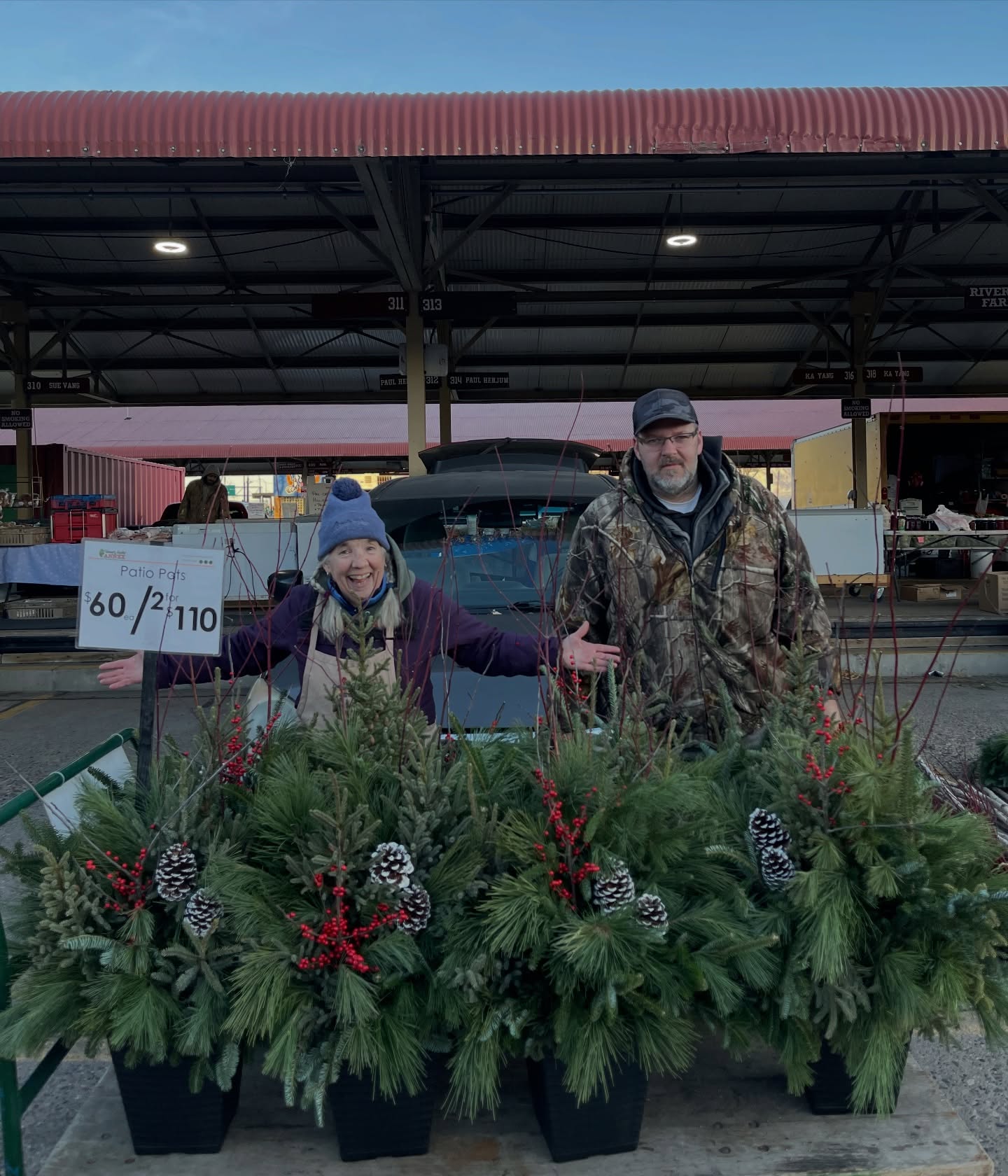 Getting an early start on your errands for the week ahead? Knock some groceries off the list and get yourself something tasty at the Minneapolis Farmers Market this morning! 🌲🦃🥧