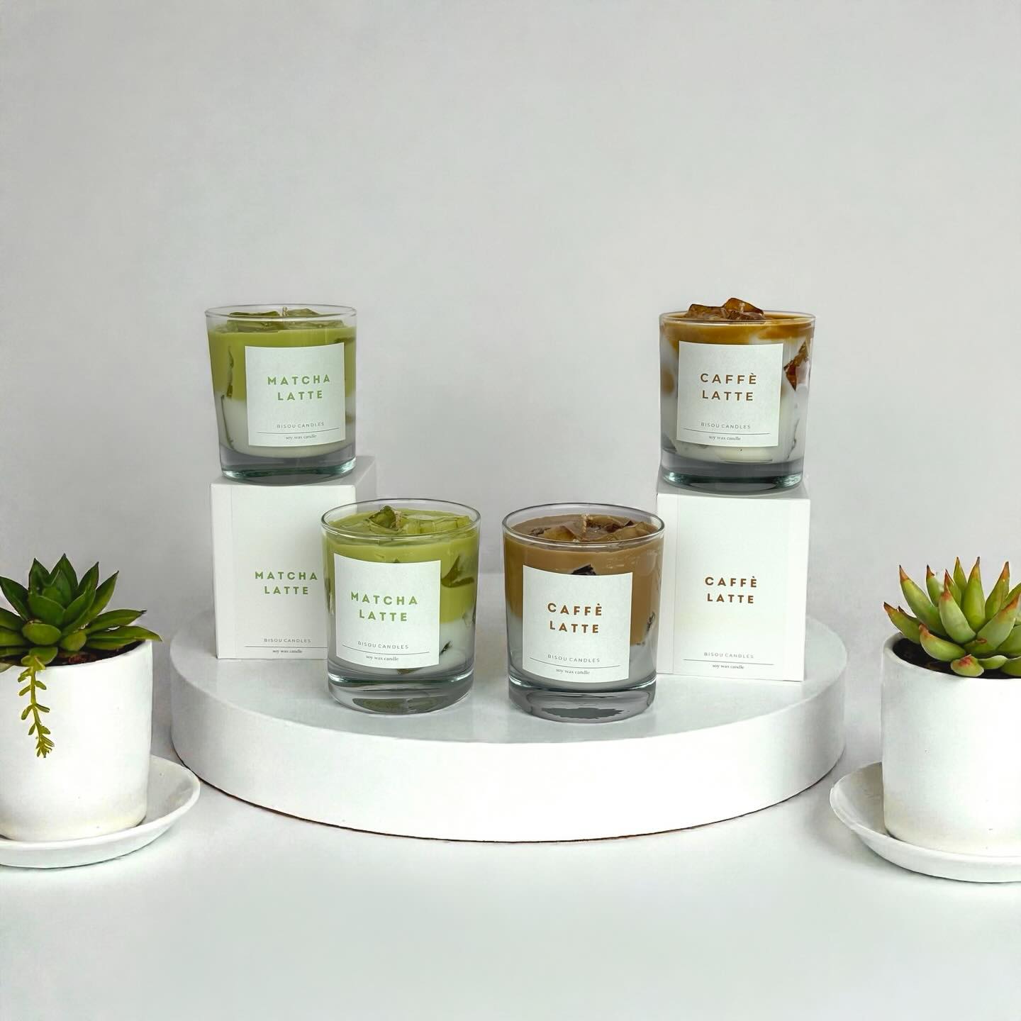 Минималистични, ароматни и създаващи уют.
Matcha Latte & Caffè Latte – свещи, вдъхновени от любимите напитки.
Мек ванилов нюанс, кремообразни акорди, нежна сладост и аромат на прясно лате – идеални за спокойни вечери и домашен комфорт.
✔ соев восък
✔ ароматни масла
✔ ръчна изработка
✔ 230 гр.
Коя запалваш първо – matcha или caffe latte? ☕💚✨