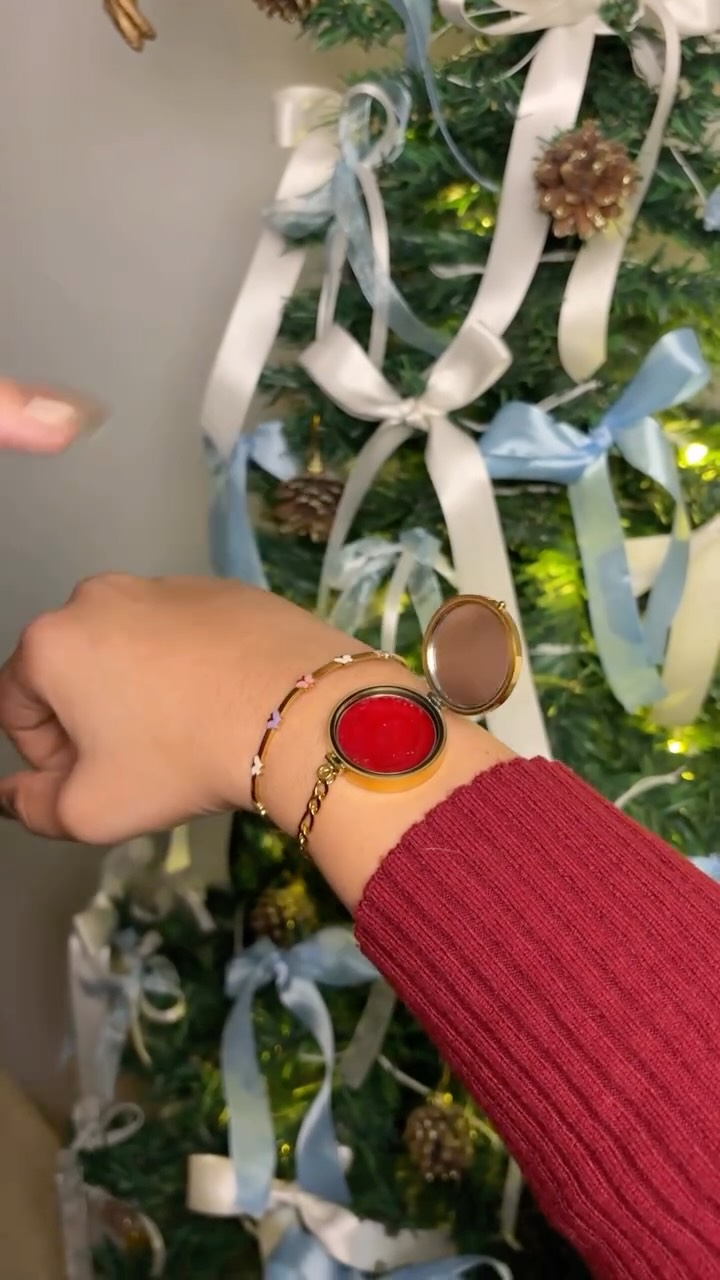 Discover the magic of the season with pieces that sparkle as much as your holiday spirit.🎄✨
Demifine jewellery, lip balm bracelets, Mother of Pearl, Christmas, Holiday season, Secret Santa, lip and cheek tint, vegan, cruelty free, organic,accessories