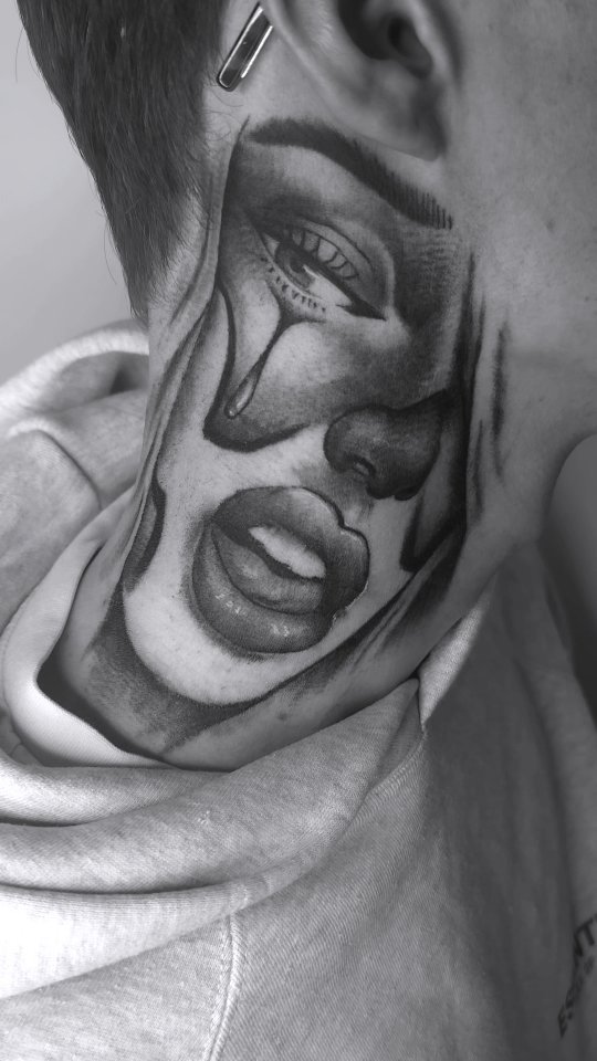 JOBSTOPPER
Couple of bits added to a big neck and chest piece!
Red AF from numbing cream so turned the saturation down, will get some healed pics when he's next in
Absolutely horrendous place to get tattooed so done well 💪
📍Bury St Edmunds, Suffolk
#tattoo #necktattoo #tattooartist #Suffolk #burystedmunds #tattoostudio #jobstopper #chicana #chicano #clowngirl