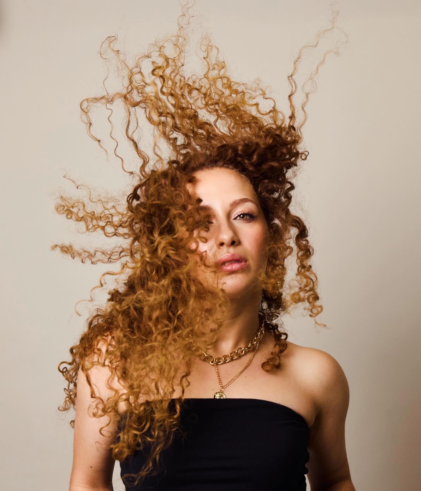 HELENE
@officialhelene
HMU Cherie @cheriecombs
Unstoppable. Infectious. Talented. Uniquely stunning.
Happy Birthday to my curly haired muse.