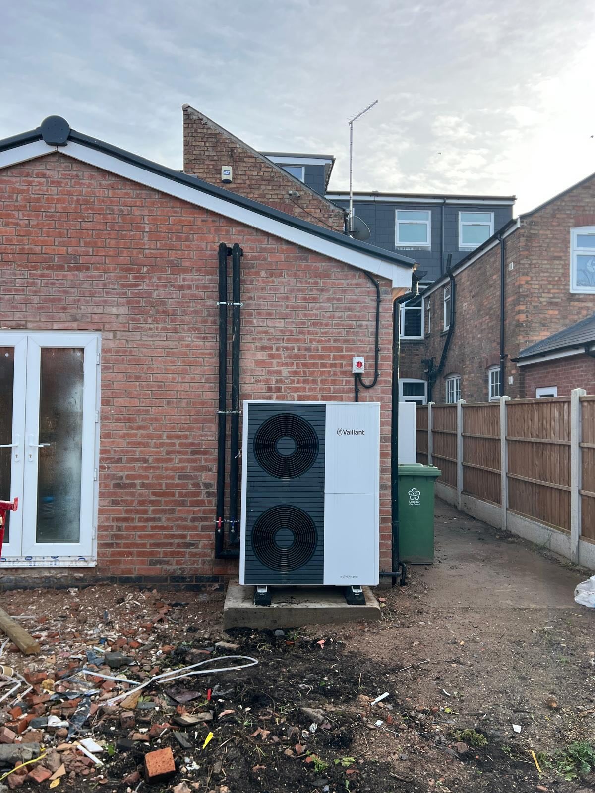 Twin install at an 11 room HMO in Leicester. Separate units, separate plant rooms, separate cylinders. Exceptional work carried out by Airsource Company. #NetZero #AroThermPlus @vaillant.uk