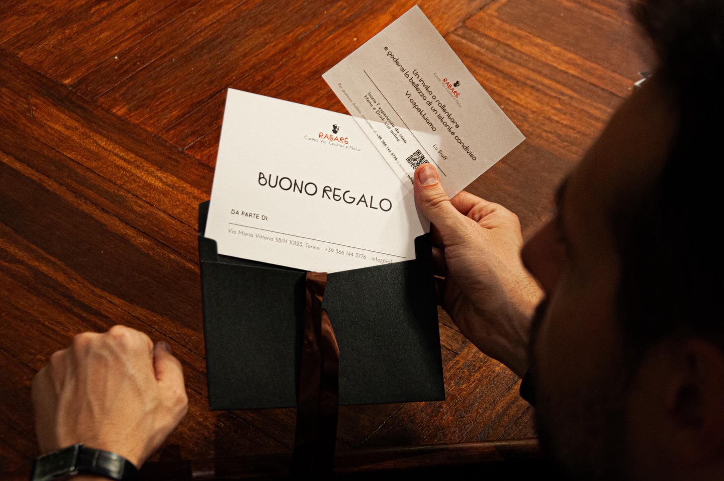 ✨ Un’idea regalo secondo Rabarè
I nostri Buoni Regalo sono il passepartout per vivere Rabarè a modo proprio: una cena, un aperitivo lungo, un dopocena morbido. Piatti, vini, cocktail o proposte analcoliche… chi riceve il buono decide il ritmo.
Disponibili online o direttamente da noi.
Scegli l’importo, inserisci i dati e il Buono arriva via mail, pronto da regalare e da usare: basterà mostrarlo alla cassa al termine dell’esperienza.
Un regalo semplice, elegante, che diventa già atmosfera.
🎁✨
#RabareTorino #BuonoRegalo #GiftIdea #TorinoFood #WineBarTorino #CocktailBarTorino #RegaliDiNatale2025 #TorinoVibes #LocaliTorino #TorinoTonight