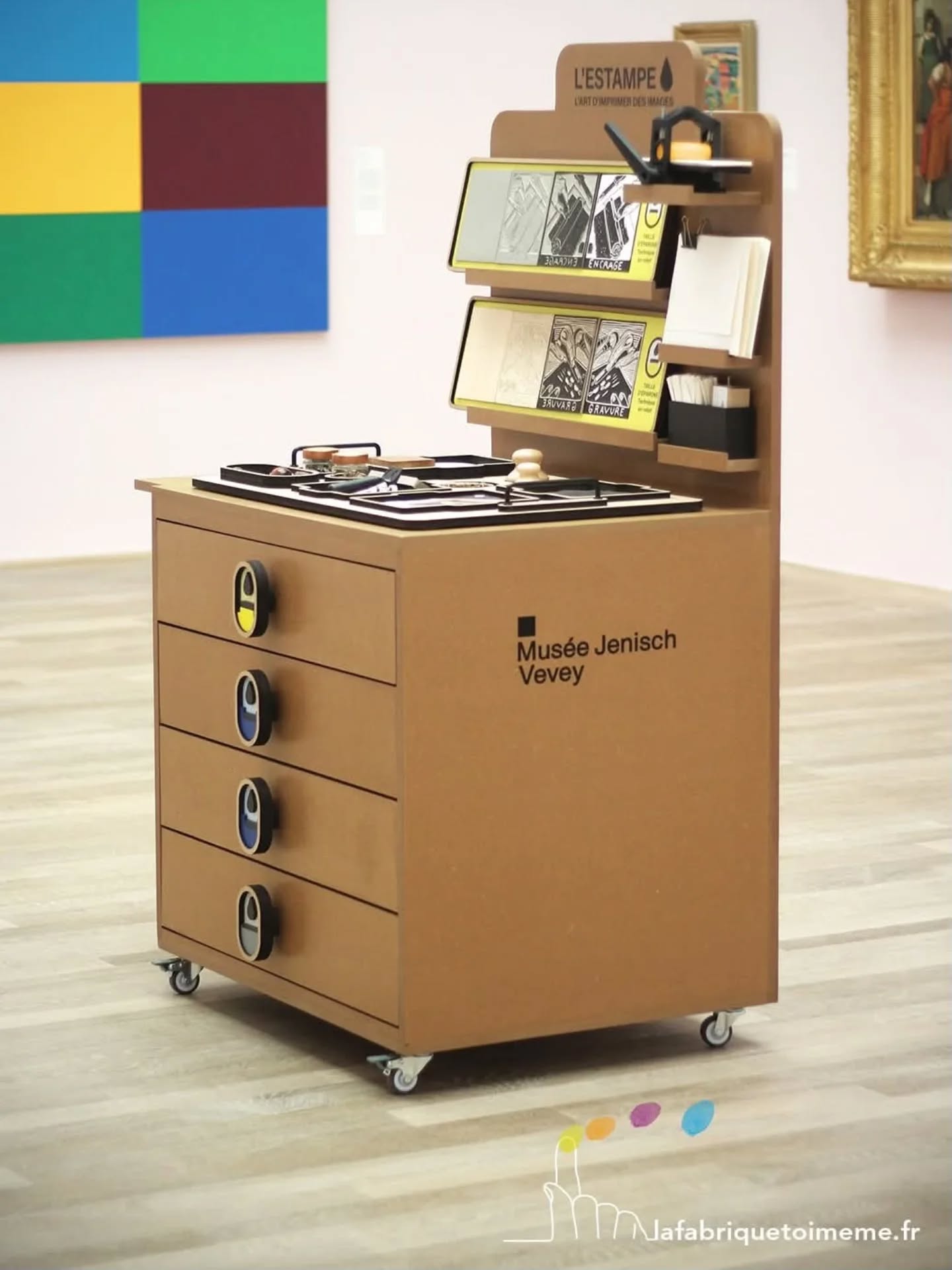 ✍️L’ESTAMPE, L'ART D'IMPRIMER DES IMAGES
Un module de médiation sensorielle, sur roulettes, pour le Musée Jenisch @jenischmuseedartdevevey en Suisse.
.
🧠Notre mission : imaginer un module permettant à l’équipe de médiation de présenter les techniques d’impression au grand public, aux scolaires et aux personnes en situation de handicap.
.
Le module, composé de 4 tiroirs, présente :
1️⃣ Taille d’épargne – gravure sur bois, linogravure
2️⃣ Taille-douce, taille directe – burin, pointe sèche
3️⃣ Taille-douce, taille indirecte – eau-forte, aquatinte
4️⃣ Impression à plat – sérigraphie, lithographie
.
🔎 UN DISPOSITIF PENSÉ POUR LES SENS :
• outils, papiers d'art, encres, échantillons gravés ou bruts
• set d’odeurs
• illustrations des étapes de chaque technique
• reproductions d’œuvres agrandies
• et même… une mini-presse imprimée en 3D Open Press Project !
✨✨✨
🛠️ Fabrication & collaborations
Les planches didactiques ont été créées grâce aux gestes experts de @lucilemoreau_, accompagnée de Charlotte Reine(eau-forte) et Marie Brochard @collectif.ipn (sérigraphie).
Le meuble a été réalisé par Aurélien de l’atelier @gepeto_ch, qui a compris nos croquis et s’est adapté à toutes les situations.
.
Une réalisation de la Fabrique toi-même :
• Design, FabLab & graphisme : @emilieblabla_graphiste
• Médiation culturelle & logistique : @christelleloubriat
✨✨✨
🧡 Merci à :
• Sara Terrier, responsable des publics du Musée Jenisch et Anne Deltour, conservatrice-Cabinet cantonal des estampes pour leur confiance, leur disponibilité et leurs encouragements
• Bertrand Bachala, toujours prêt à serrer un joint ou à livrer au bout du monde
• Louise Guittard et les élèves de la section gravure de l’école des arts de Communauté d'Agglomération du Grand Villeneuvois, qui nous ont confié leurs trésors d’atelier #estampe #gravure #linogravure #tailledouce #eauforte #aquatinte #serigraphie #lithographie #ateliergravure
#printmaking #printmaker #reliefprint
#screenprinting #lithography #printmakingart #museumeducation
#mediationculturelle #accessibilite #inclusionculturelle #handicapvisuel