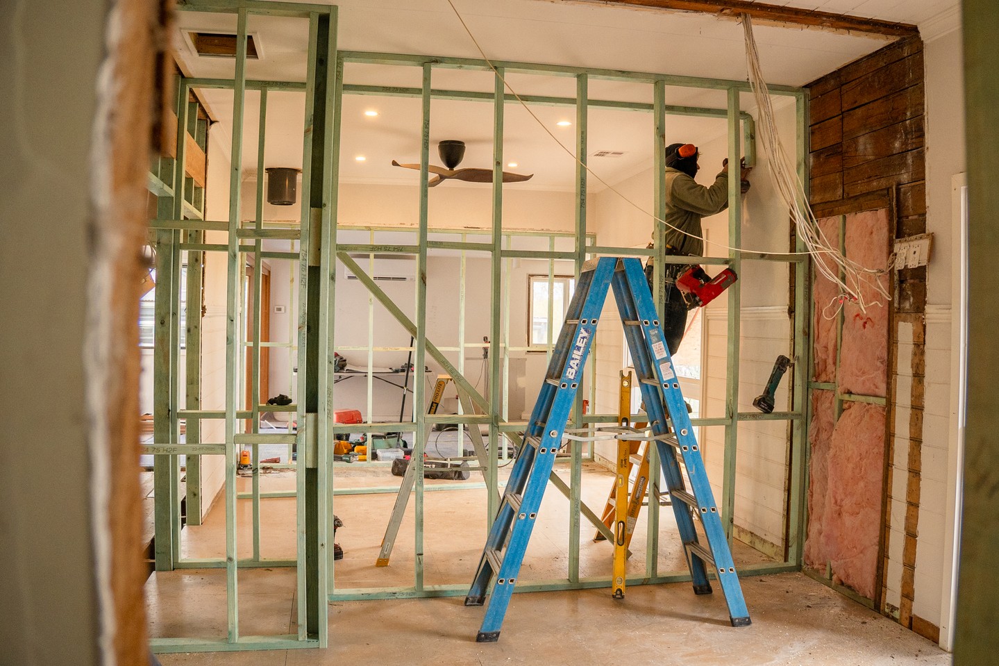 An exciting stage at our Newham project, connecting the new extension with the original residence, which is now getting a renovation of its own. The two parts are starting to speak the same language.
.
.
.
.
.
.
#buildtrend #buildtrendhomes #custombuilder #macedonrangesbuilder #regionalbuilder #extension #renovation #customhome #qualitycraftsmanship #architecturalbuilder