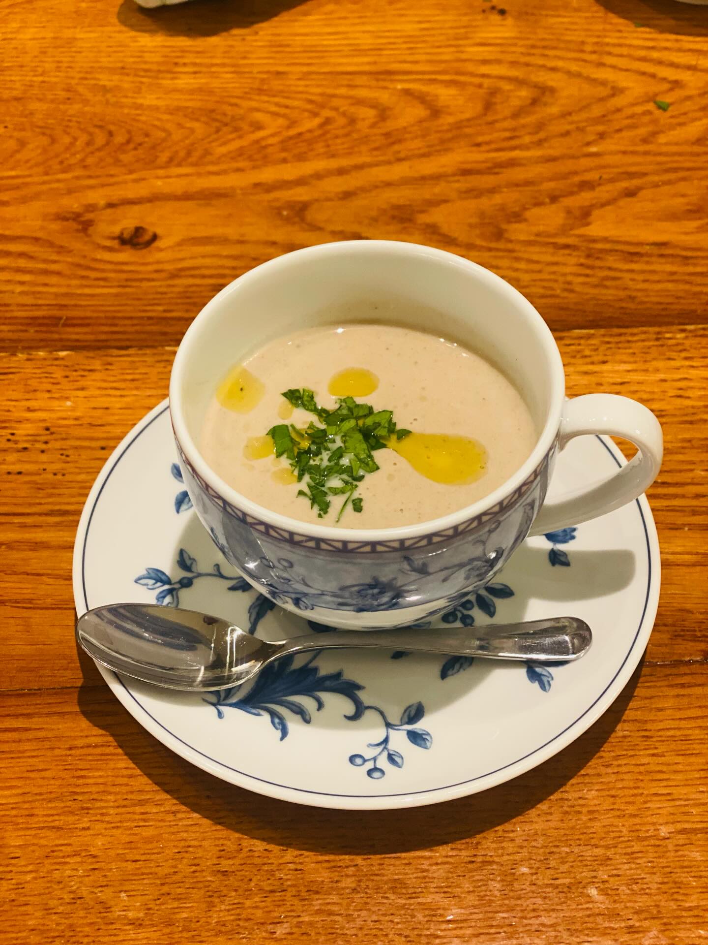 Christmas at the Old Deanery
- Velouté Agnes Sorel, bread & butter
- Sea bass tartare, romesco sauce, cucumber and tonic water gelée, orange
- Fordmore Farm lamb loin, charred leek, garlic confit, mash potato, rosemary jus, basil oil
- Lavender Crème Brulée, lemon and sage shortbread, berries
- Coffee & chocolates
#privatecatering #exeter #privatechef #sustainablecatering #outsidecatering